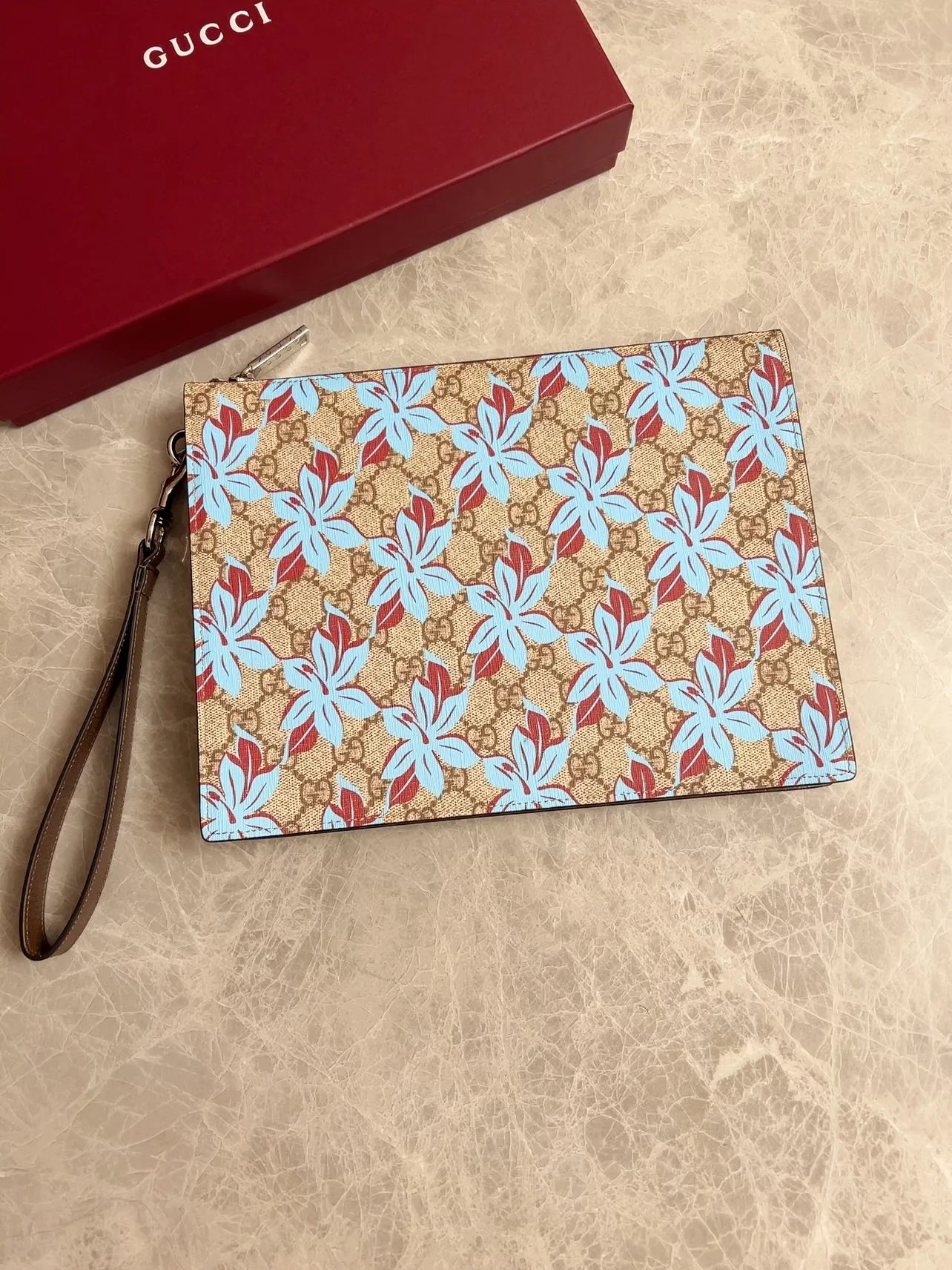💰580 🇭🇺🇭🇺GG Emblem series reinterprets the classic double G blue print pattern with creative design and innovative functions. 🍃🍃New PVC fabric with original factory pig grain cowhide, fashionable and versatile! 🍃🍃 Style number: 821155 Size: 28x 22x 3.5cm (original product)