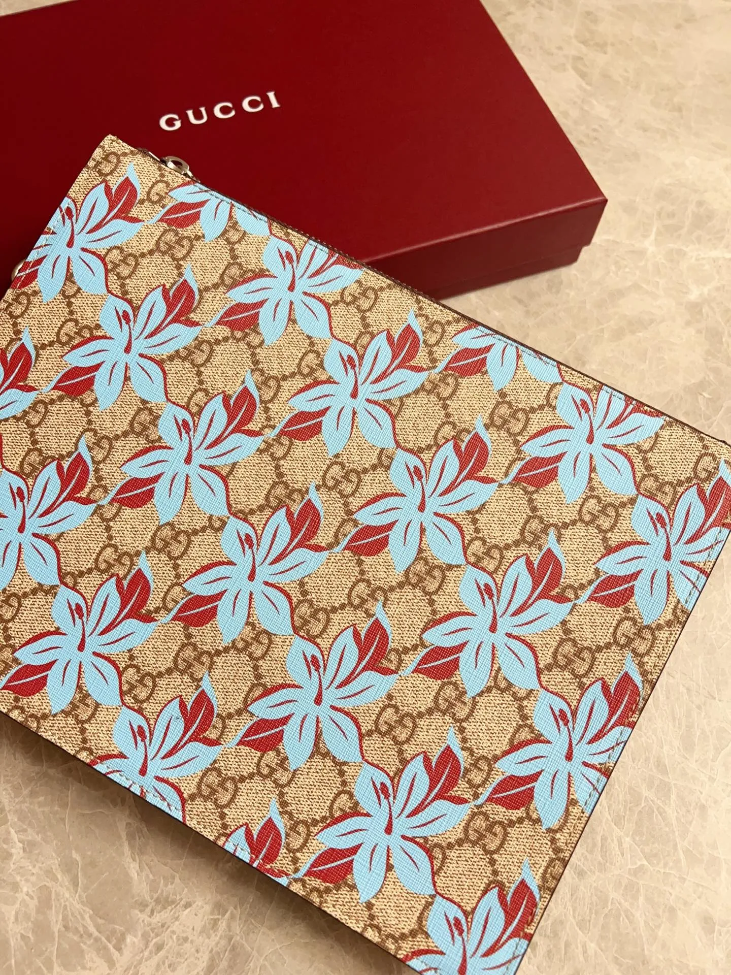 💰580 🇭🇺🇭🇺GG Emblem series reinterprets the classic double G blue print pattern with creative design and innovative functions. 🍃🍃New PVC fabric with original factory pig grain cowhide, fashionable and versatile! 🍃🍃 Style number: 821155 Size: 28x 22x 3.5cm (original product)