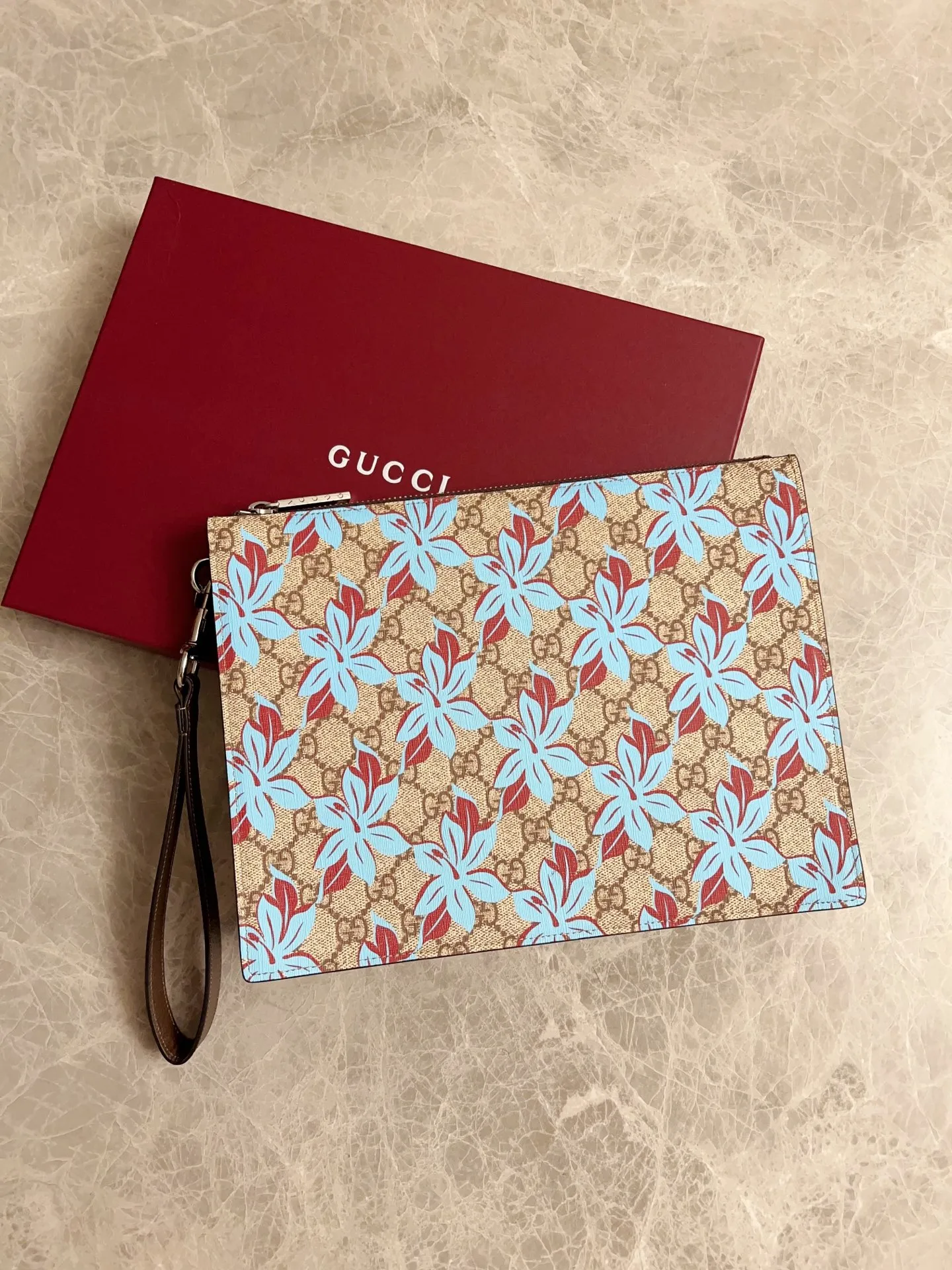 💰580 🇭🇺🇭🇺GG Emblem series reinterprets the classic double G blue print pattern with creative design and innovative functions. 🍃🍃New PVC fabric with original factory pig grain cowhide, fashionable and versatile! 🍃🍃 Style number: 821155 Size: 28x 22x 3.5cm (original product)