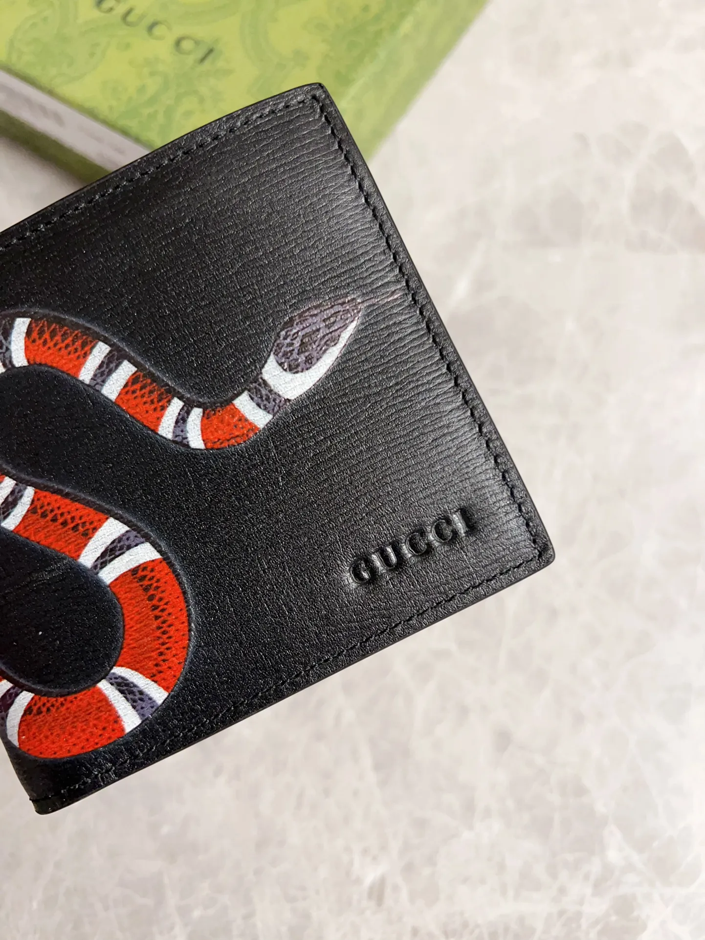 💰280 🇭🇺🇭🇺～The latest style～short clip, specially made with water ripple cowhide king snake print, is now available! 🐍🐍Counter-quality corrugated cowhide imported from Italy 🐍🐍Exquisite workmanship, synchronized with counters! 🐍🐍Model: 451268, size: 11x9cm, color: water ripple king snake/black