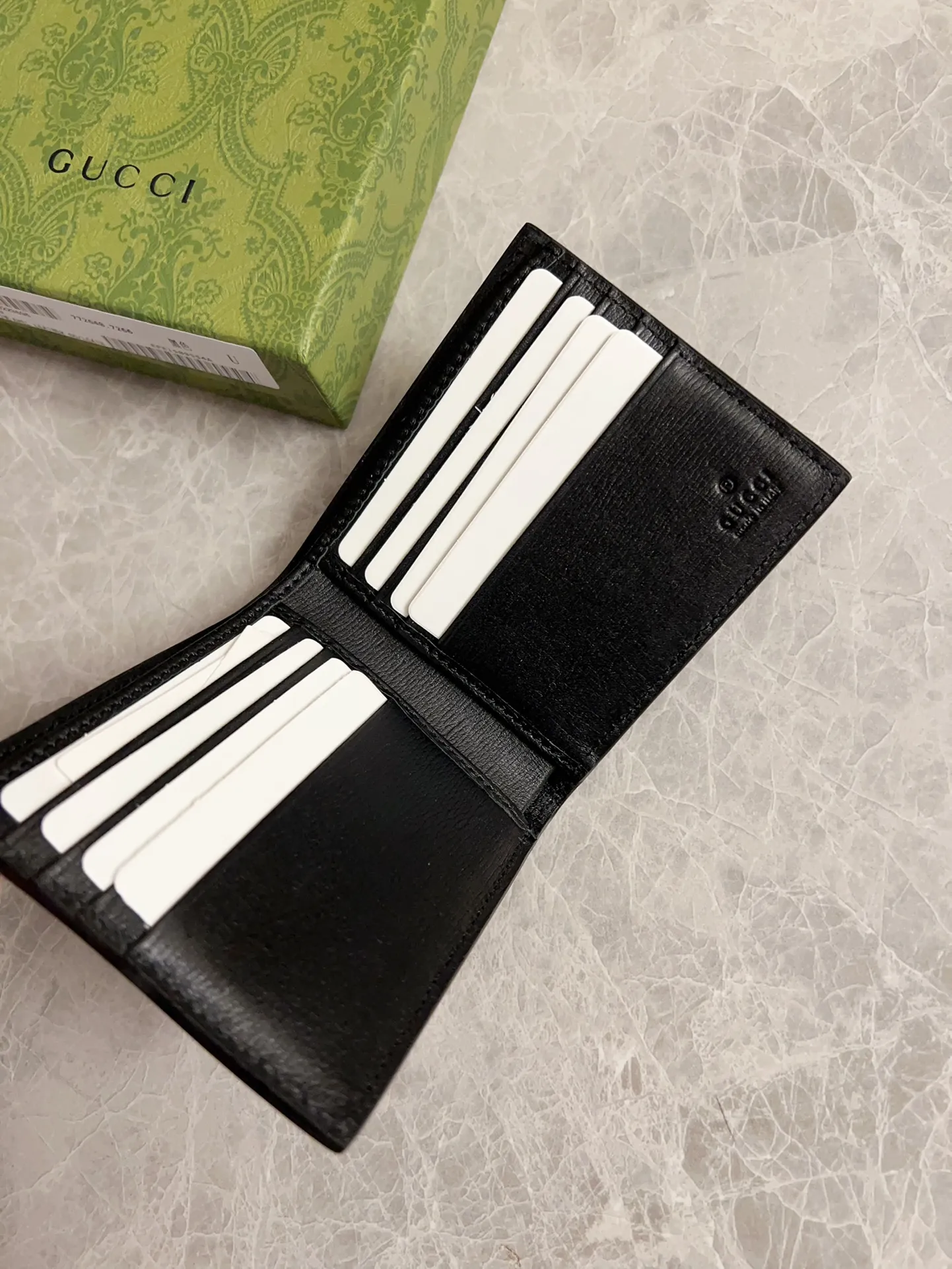 💰280 🇭🇺🇭🇺～The latest style～short clip, specially made with water ripple cowhide king snake print, is now available! 🐍🐍Counter-quality corrugated cowhide imported from Italy 🐍🐍Exquisite workmanship, synchronized with counters! 🐍🐍Model: 451268, size: 11x9cm, color: water ripple king snake/black