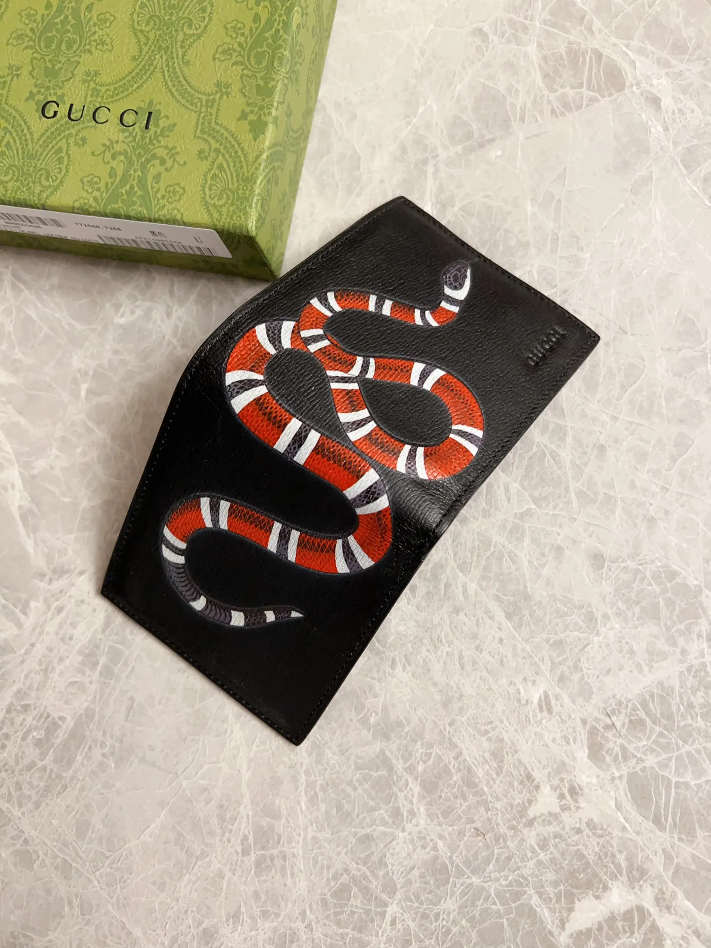 💰280 🇭🇺🇭🇺～The latest style～short clip, specially made with water ripple cowhide king snake print, is now available! 🐍🐍Counter-quality corrugated cowhide imported from Italy 🐍🐍Exquisite workmanship, synchronized with counters! 🐍🐍Model: 451268, size: 11x9cm, color: water ripple king snake/black