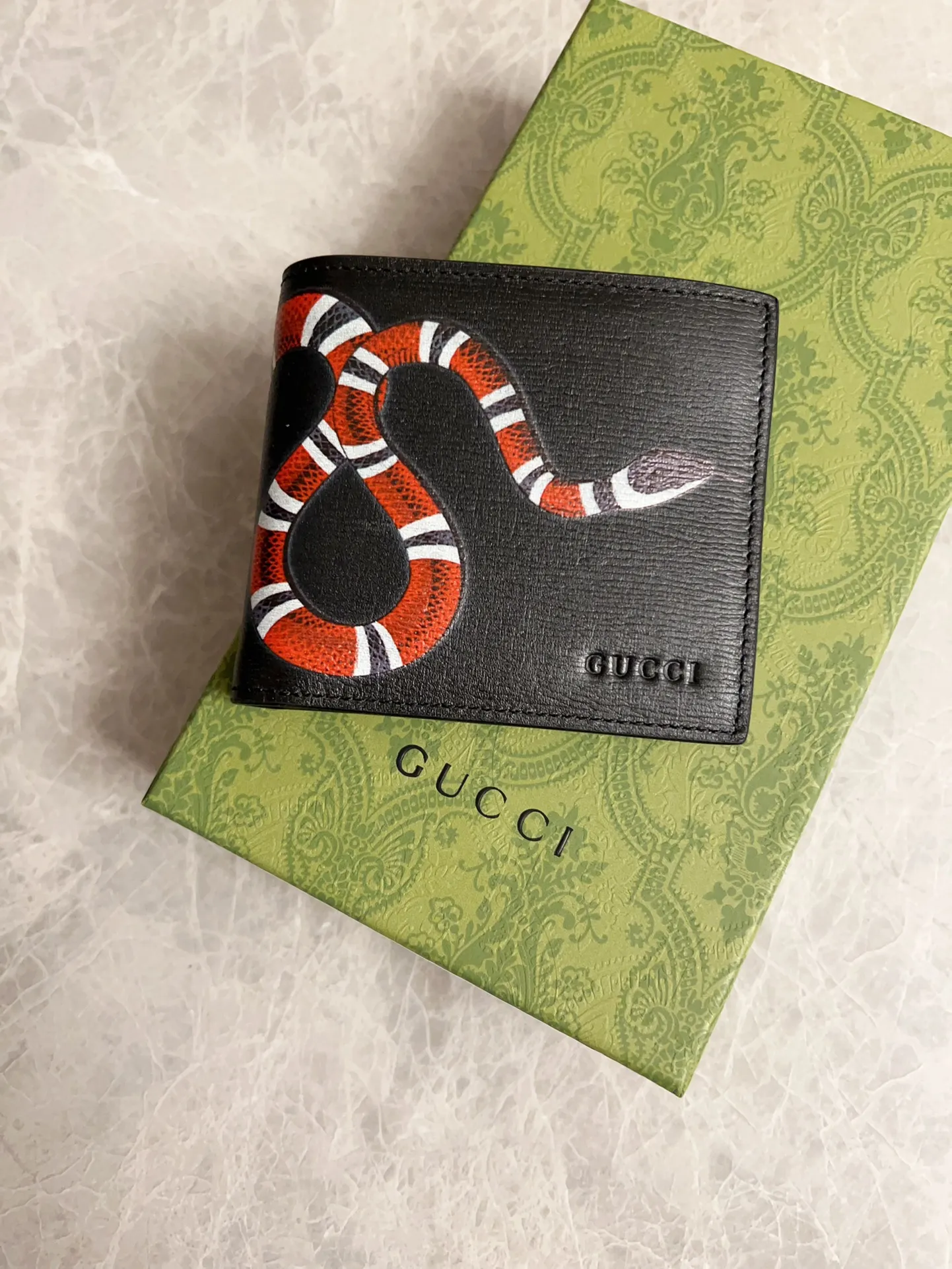 💰280 🇭🇺🇭🇺～The latest style～short clip, specially made with water ripple cowhide king snake print, is now available! 🐍🐍Counter-quality corrugated cowhide imported from Italy 🐍🐍Exquisite workmanship, synchronized with counters! 🐍🐍Model: 451268, size: 11x9cm, color: water ripple king snake/black