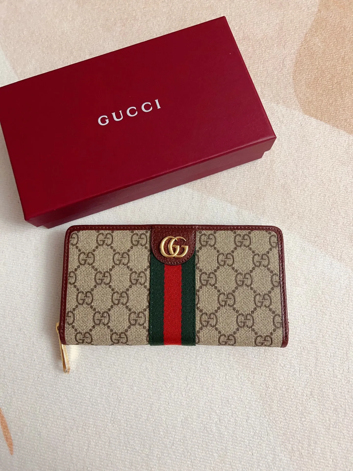 💰440 🇭🇺🇭🇺 The official website is synchronized with the new model! Ophidia series ~ zipper wallet, 🍉🍉 made of GG Supreme original factory pig grain first-layer cowhide with PVC 🍉🍉 equipped with iconic double G hardware marks, classic red and green webbing, high-end cotton zipper ~ refined! 🍉🍉Model number: 838484🍉🍉Size: W19xH10xD2.5cm, color: brown maroon