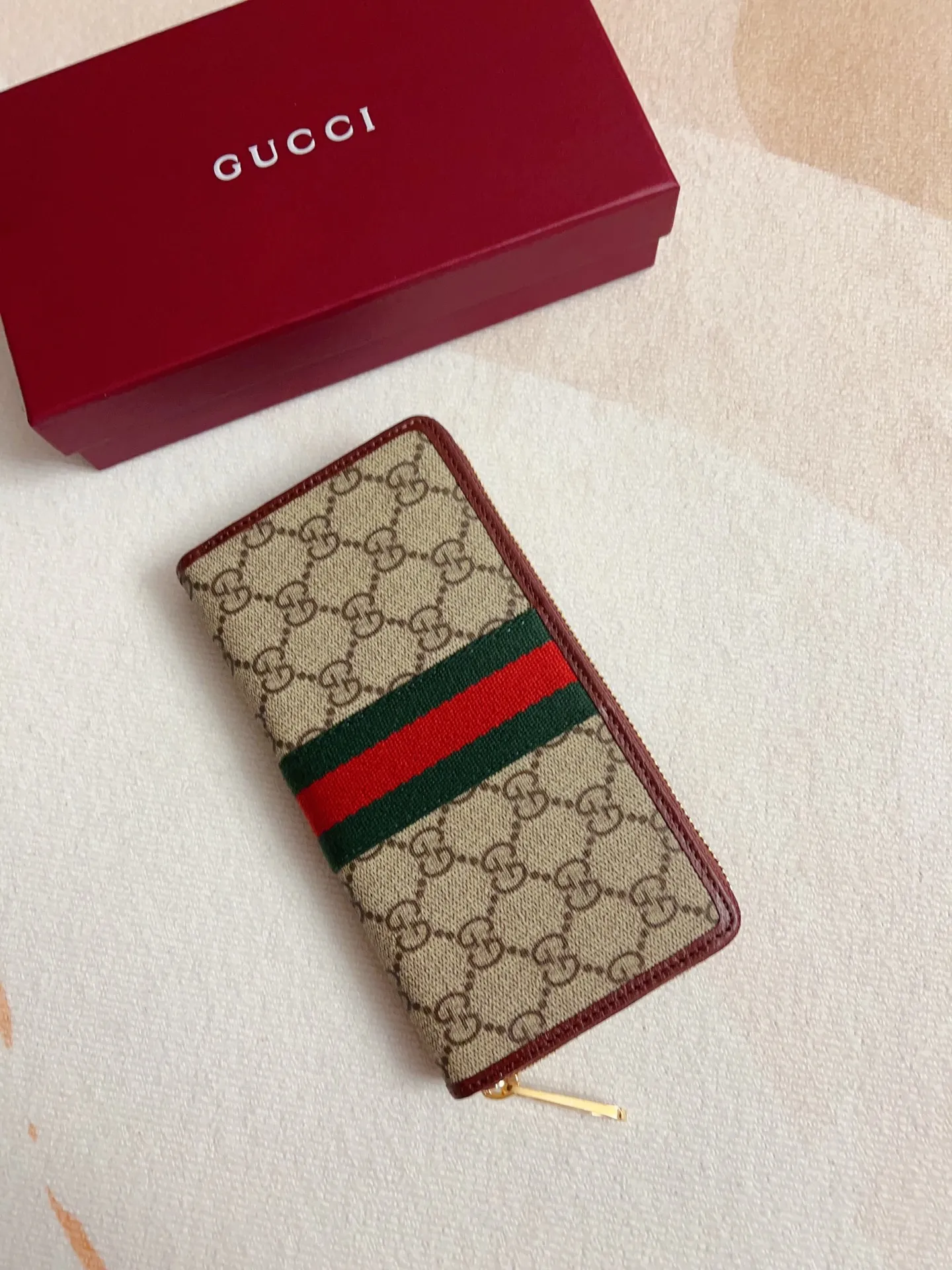 💰440 🇭🇺🇭🇺 The official website is synchronized with the new model! Ophidia series ~ zipper wallet, 🍉🍉 made of GG Supreme original factory pig grain first-layer cowhide with PVC 🍉🍉 equipped with iconic double G hardware marks, classic red and green webbing, high-end cotton zipper ~ refined! 🍉🍉Model number: 838484🍉🍉Size: W19xH10xD2.5cm, color: brown maroon