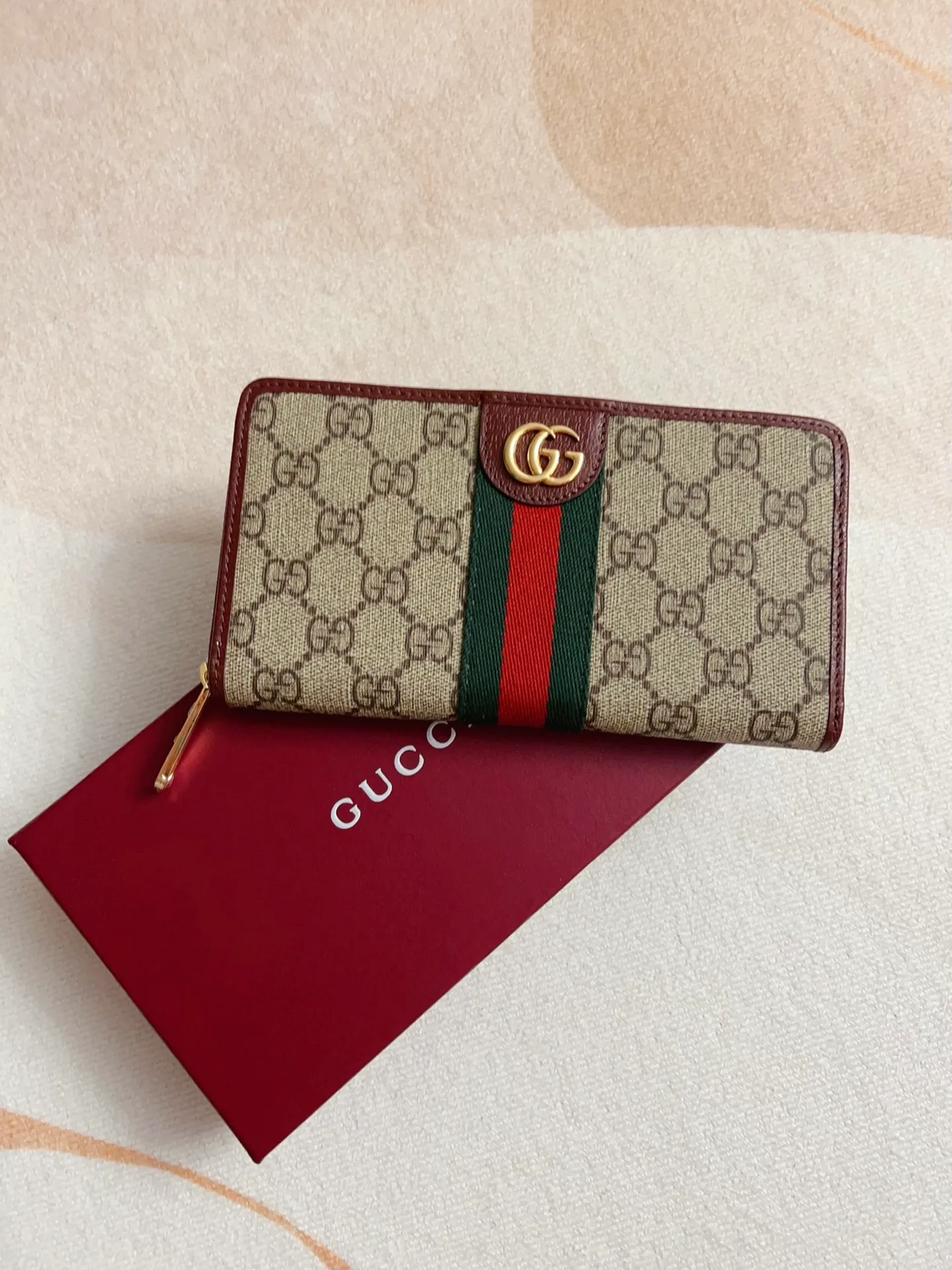 💰440 🇭🇺🇭🇺 The official website is synchronized with the new model! Ophidia series ~ zipper wallet, 🍉🍉 made of GG Supreme original factory pig grain first-layer cowhide with PVC 🍉🍉 equipped with iconic double G hardware marks, classic red and green webbing, high-end cotton zipper ~ refined! 🍉🍉Model number: 838484🍉🍉Size: W19xH10xD2.5cm, color: brown maroon