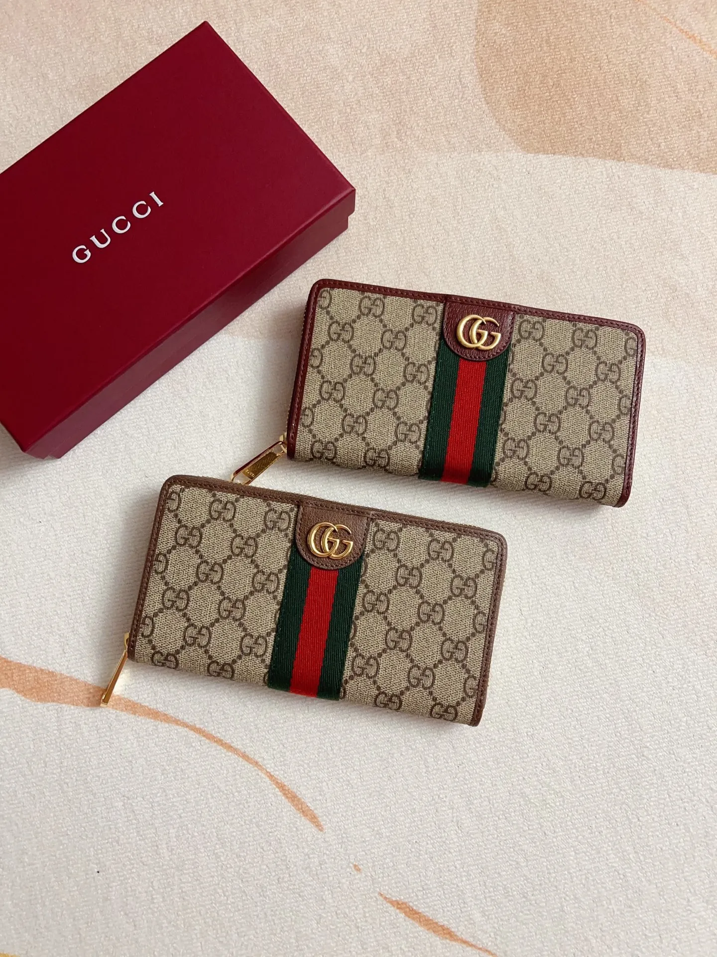 💰440 🇭🇺🇭🇺 The official website is synchronized with the new model! Ophidia series ~ zipper wallet, 🍉🍉 made of GG Supreme original factory pig grain first-layer cowhide with PVC 🍉🍉 equipped with iconic double G hardware marks, classic red and green webbing, high-end cotton zipper ~ refined! 🍉🍉Model number: 838484🍉🍉Size: W19xH10xD2.5cm, color: brown maroon
