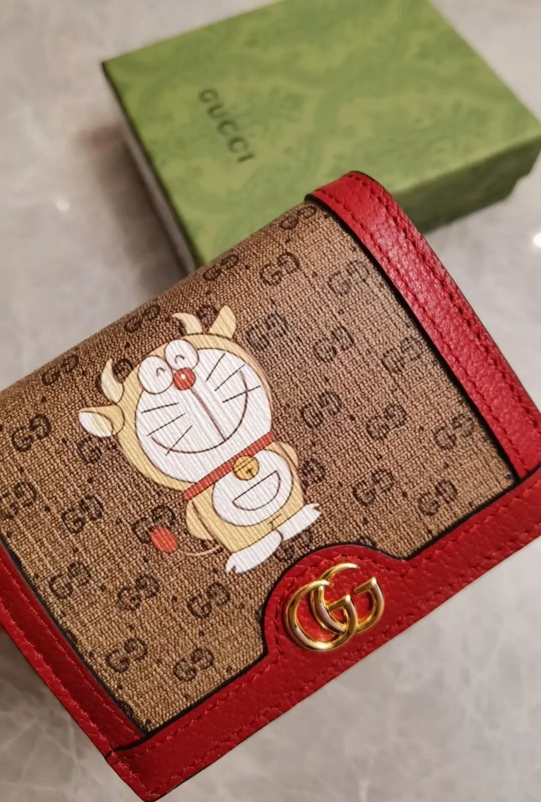 💰370🇭🇺🇭🇺 GUCCI’s latest little golden bull! 🧤 🧤 Doraemon x Gucci joint series ~ short clip wallet ~ card holder! Colorful PVC high-grade fabric is used to tear-print "Big Fatty with Horns" Doraemon's various cute expressions, matched with original factory pig-grain cowhide, exquisite and fashionable, model number: 654541, size: 11x8.5x3cm