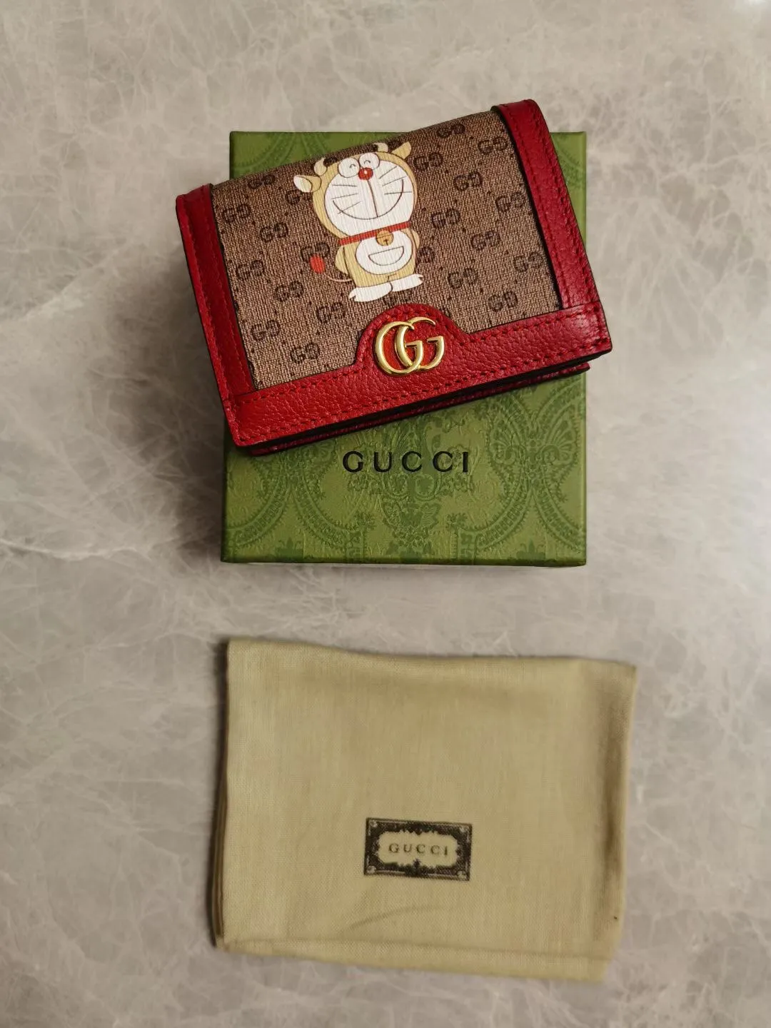 💰370🇭🇺🇭🇺 GUCCI’s latest little golden bull! 🧤 🧤 Doraemon x Gucci joint series ~ short clip wallet ~ card holder! Colorful PVC high-grade fabric is used to tear-print "Big Fatty with Horns" Doraemon's various cute expressions, matched with original factory pig-grain cowhide, exquisite and fashionable, model number: 654541, size: 11x8.5x3cm