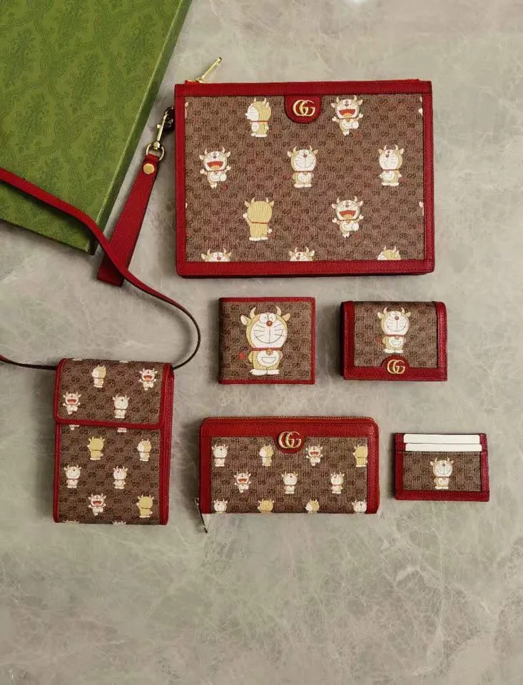 💰370🇭🇺🇭🇺 GUCCI’s latest little golden bull! 🧤 🧤 Doraemon x Gucci joint series ~ short clip wallet ~ card holder! Colorful PVC high-grade fabric is used to tear-print "Big Fatty with Horns" Doraemon's various cute expressions, matched with original factory pig-grain cowhide, exquisite and fashionable, model number: 654541, size: 11x8.5x3cm