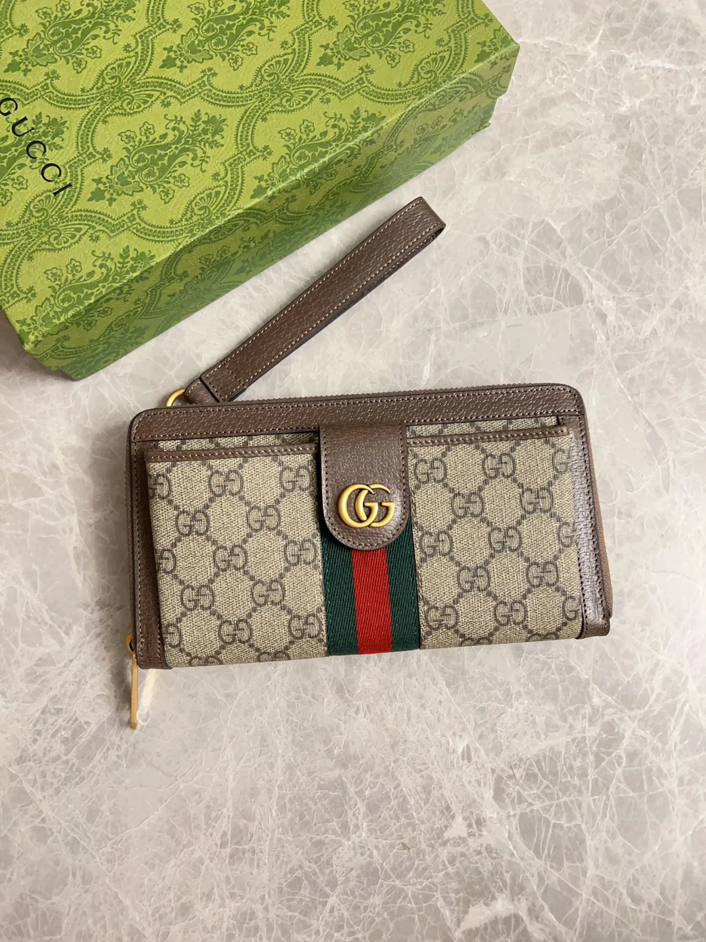 💰600 🇭🇺🇭🇺GG Ophidia series combines the traditional essence of Gucci with modern design to present dazzling new works with ingenuity. 🧤🧤This wallet is crafted from GG Supreme canvas and embellished with palladium silver-toned Double G-shaped accessories, making the entire design more eye-catching. 🧤🧤Detachable wrist strap, zipper closure🧤🧤Model number: 760248. Dimensions: 21(width) x 12(h) x 4cm(d)