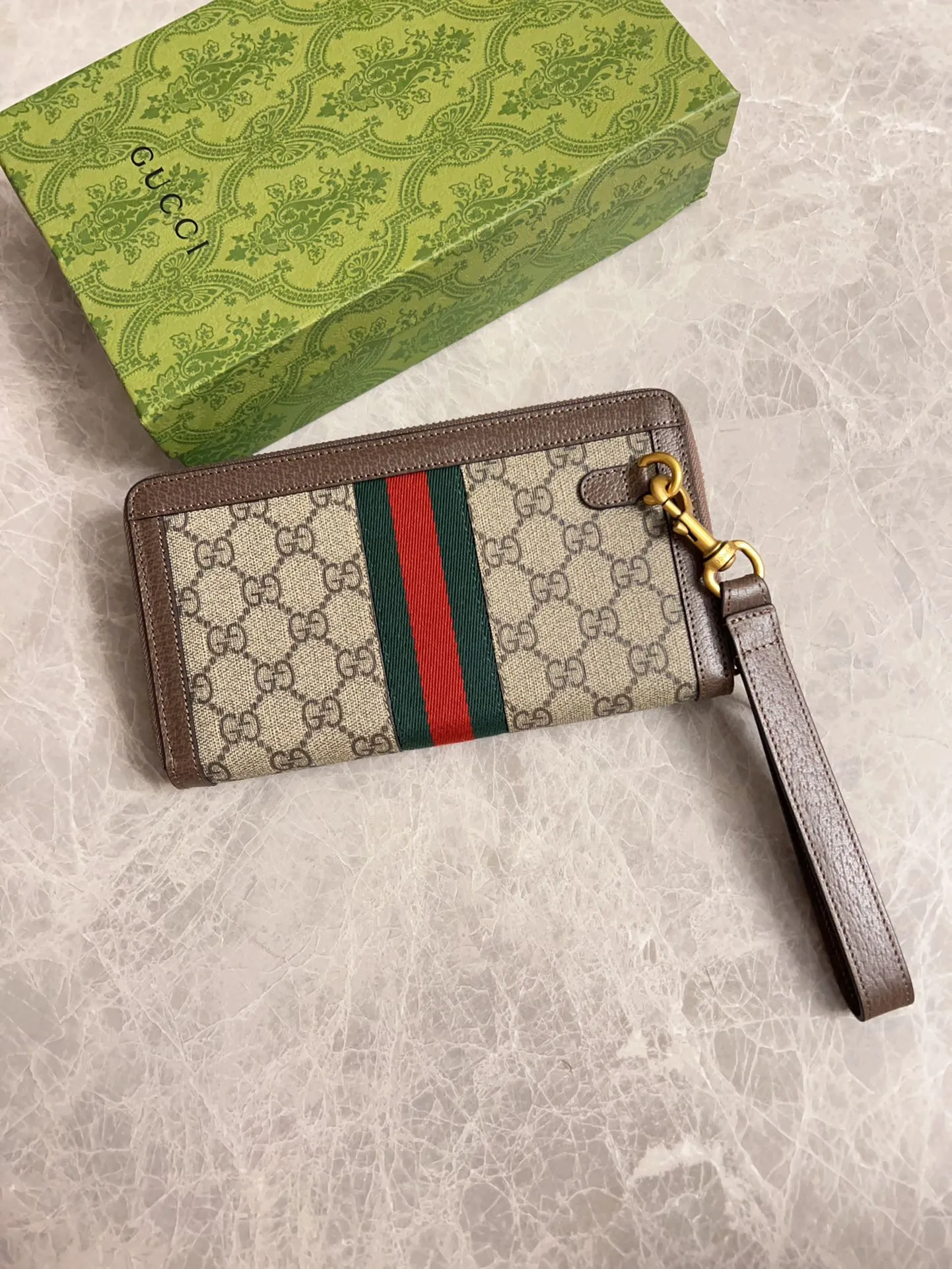💰600 🇭🇺🇭🇺GG Ophidia series combines the traditional essence of Gucci with modern design to present dazzling new works with ingenuity. 🧤🧤This wallet is crafted from GG Supreme canvas and embellished with palladium silver-toned Double G-shaped accessories, making the entire design more eye-catching. 🧤🧤Detachable wrist strap, zipper closure🧤🧤Model number: 760248. Dimensions: 21(width) x 12(h) x 4cm(d)