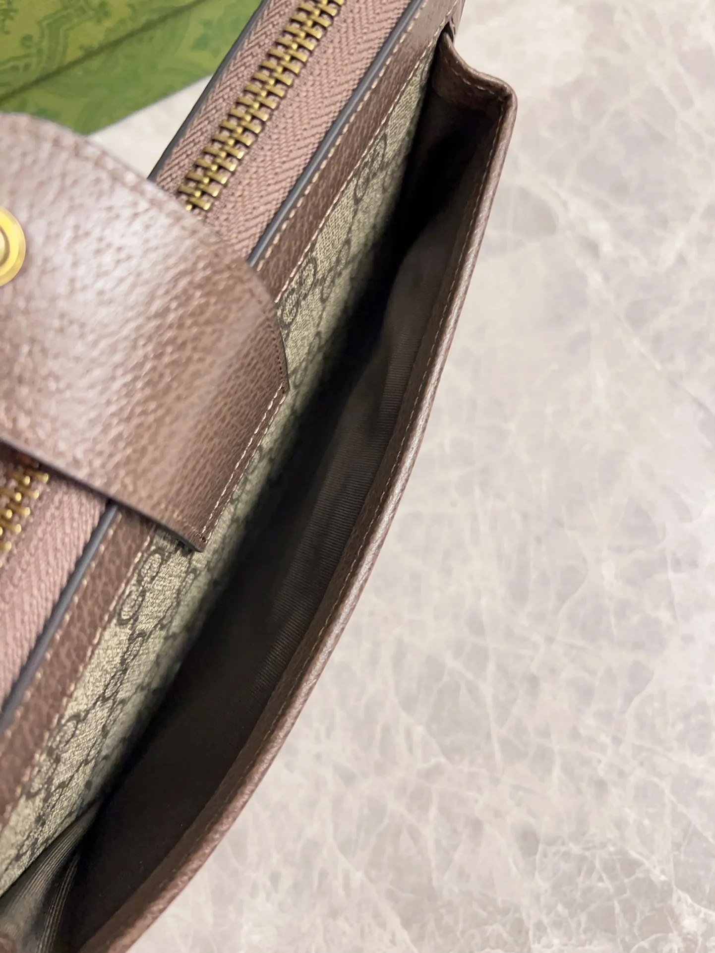 💰600 🇭🇺🇭🇺GG Ophidia series combines the traditional essence of Gucci with modern design to present dazzling new works with ingenuity. 🧤🧤This wallet is crafted from GG Supreme canvas and embellished with palladium silver-toned Double G-shaped accessories, making the entire design more eye-catching. 🧤🧤Detachable wrist strap, zipper closure🧤🧤Model number: 760248. Dimensions: 21(width) x 12(h) x 4cm(d)