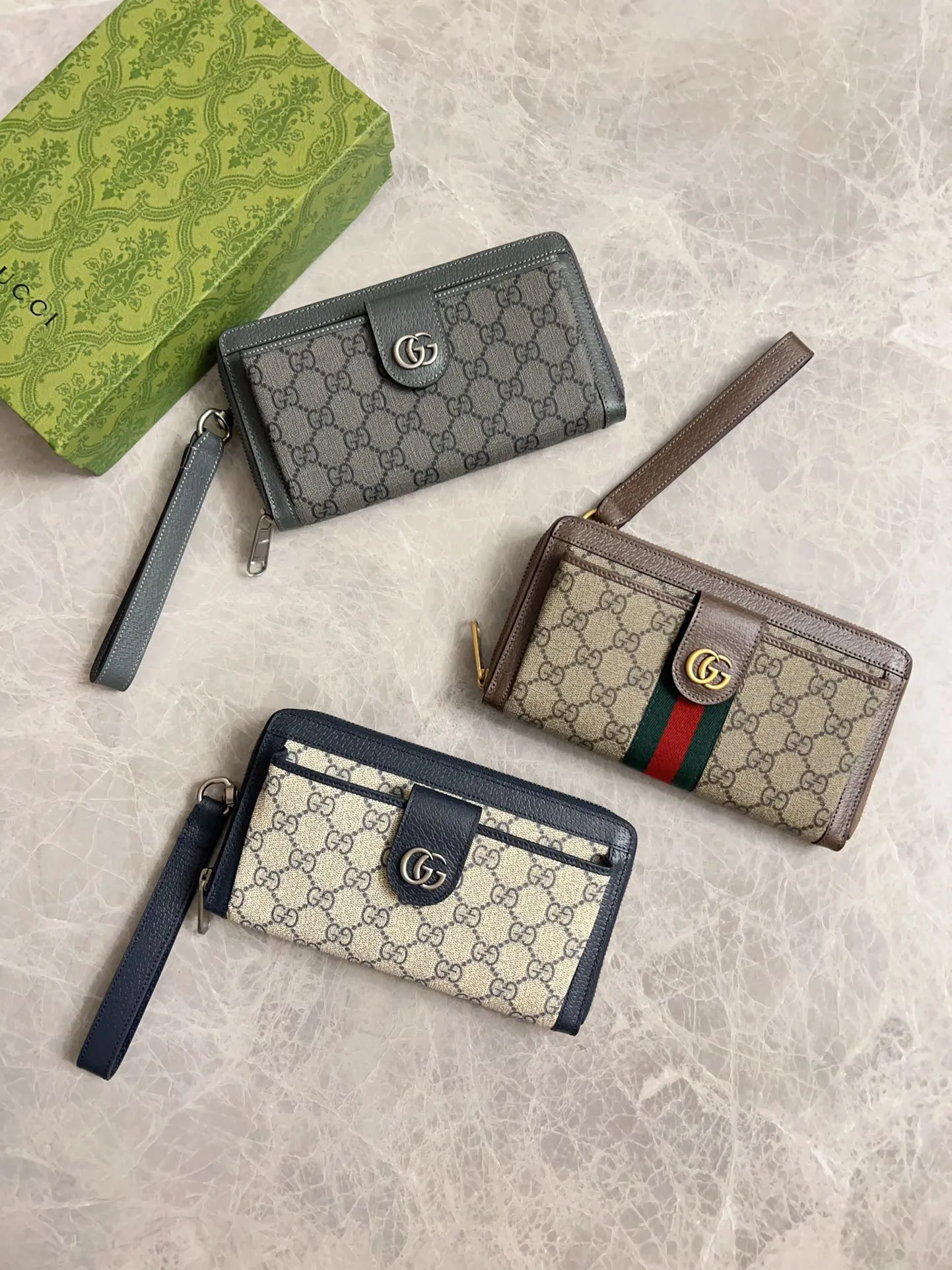 💰600 🇭🇺🇭🇺GG Ophidia series combines the traditional essence of Gucci with modern design to present dazzling new works with ingenuity. 🧤🧤This wallet is crafted from GG Supreme canvas and embellished with palladium silver-toned Double G-shaped accessories, making the entire design more eye-catching. 🧤🧤Detachable wrist strap, zipper closure🧤🧤Model number: 760248. Dimensions: 21(width) x 12(h) x 4cm(d)