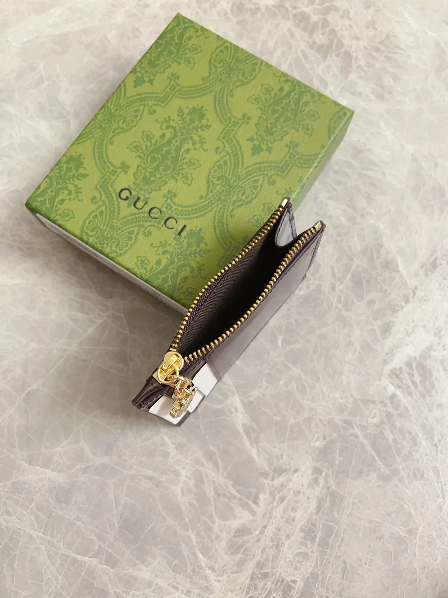 💰350 🇮🇹🇮🇹The Gucci Luce series exudes a strong sense of playfulness and fun. "Luce" means "light" in Italian. Original GG canvas, elegant blue cowhide trimmings and light gold-toned hardware are complemented by beige and ebony graphics. Exquisite shield puller! Model: 790033 Size: 11.5x 7.5x 1.5cm Color: Blue/Brown