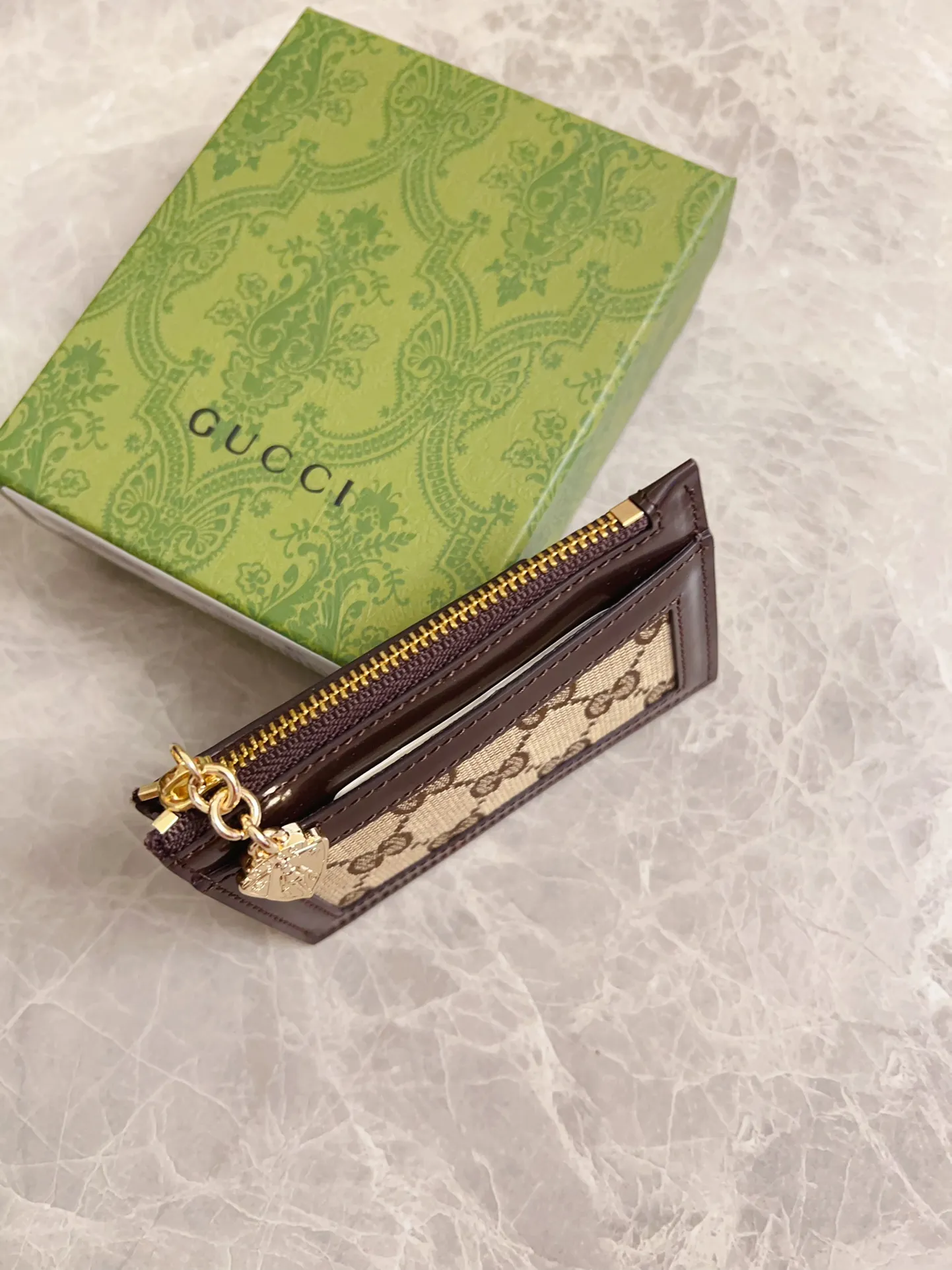 💰350 🇮🇹🇮🇹The Gucci Luce series exudes a strong sense of playfulness and fun. "Luce" means "light" in Italian. Original GG canvas, elegant blue cowhide trimmings and light gold-toned hardware are complemented by beige and ebony graphics. Exquisite shield puller! Model: 790033 Size: 11.5x 7.5x 1.5cm Color: Blue/Brown