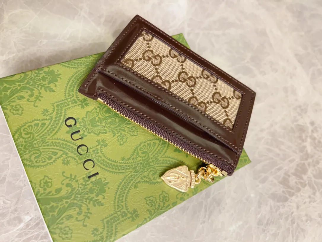 💰350 🇮🇹🇮🇹The Gucci Luce series exudes a strong sense of playfulness and fun. "Luce" means "light" in Italian. Original GG canvas, elegant blue cowhide trimmings and light gold-toned hardware are complemented by beige and ebony graphics. Exquisite shield puller! Model: 790033 Size: 11.5x 7.5x 1.5cm Color: Blue/Brown