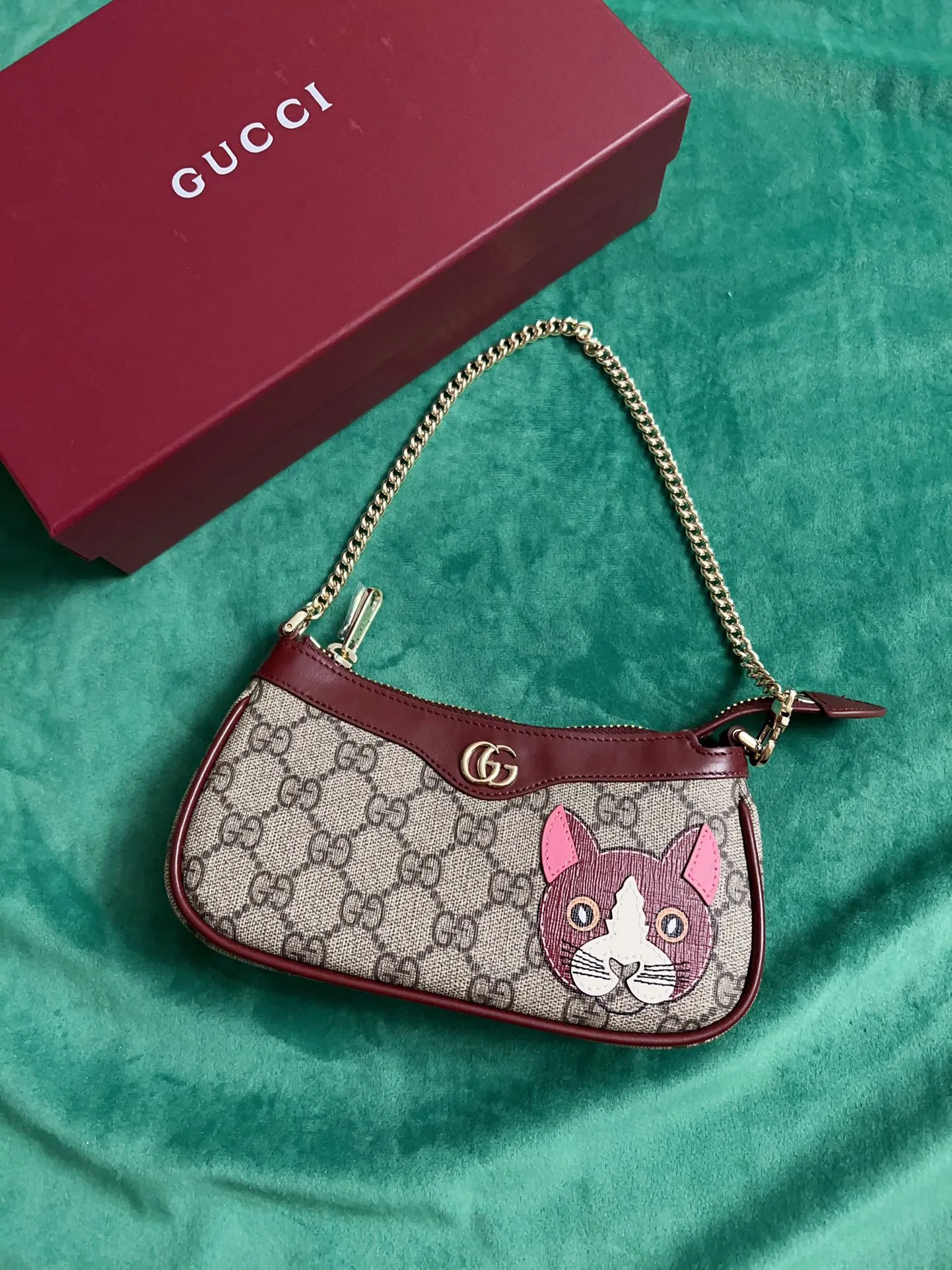 💰680 🇭🇺🇭🇺New product on official website! Cat🐱🐱Exquisite small bag, PVC with burgundy calf leather, peel-off printed cute and delicate little red cat! 🐱🐱With extended chain (can be worn diagonally), model number 818763, size: 19x10x3🐱🐱