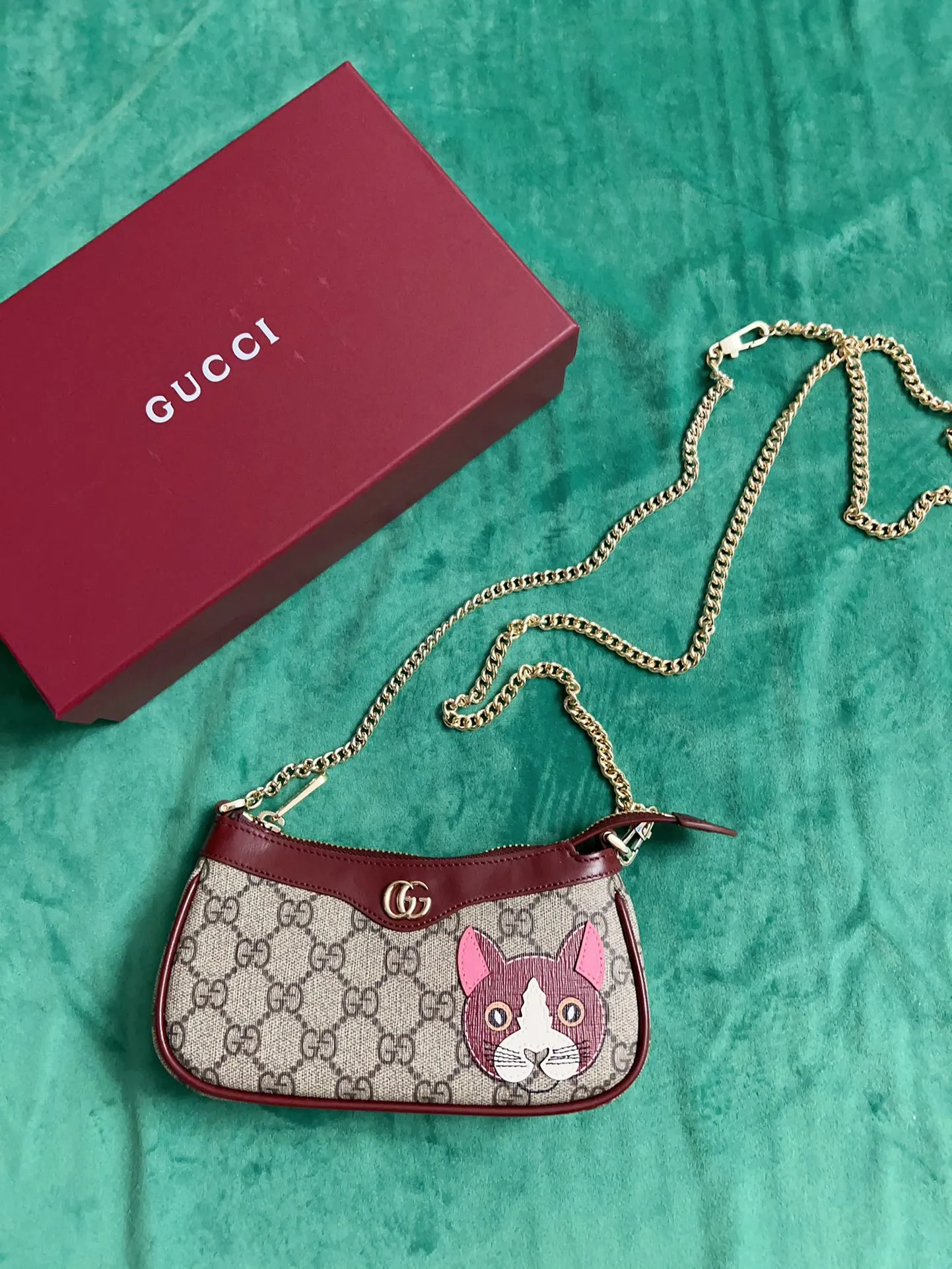 💰680 🇭🇺🇭🇺New product on official website! Cat🐱🐱Exquisite small bag, PVC with burgundy calf leather, peel-off printed cute and delicate little red cat! 🐱🐱With extended chain (can be worn diagonally), model number 818763, size: 19x10x3🐱🐱