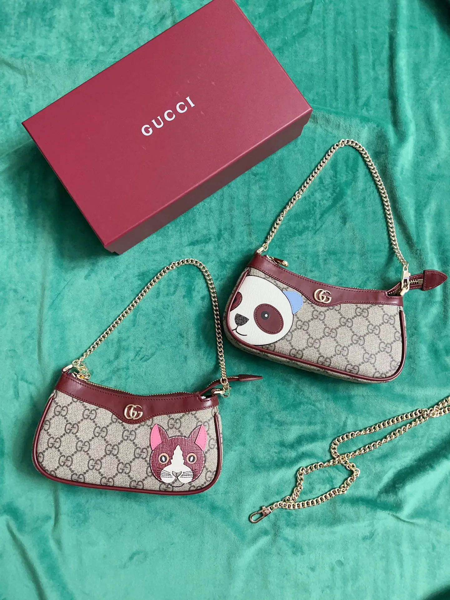 💰680 🇭🇺🇭🇺New product on official website! Cat🐱🐱Exquisite small bag, PVC with burgundy calf leather, peel-off printed cute and delicate little red cat! 🐱🐱With extended chain (can be worn diagonally), model number 818763, size: 19x10x3🐱🐱