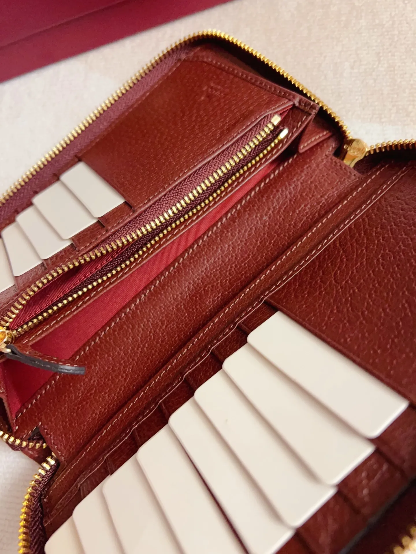 💰440🇭🇺🇭🇺 The official website is synchronized with the new model! Ophidia series ~ zipper wallet, 🍉🍉 made of GG Supreme original factory pig grain first-layer cowhide with PVC 🍉🍉 equipped with iconic double G hardware marks, classic red and green webbing, high-end cotton zipper ~ refined! 🍉🍉Model number: 838619🍉🍉Size: 20x10x2.5cm, color: brown maroon
