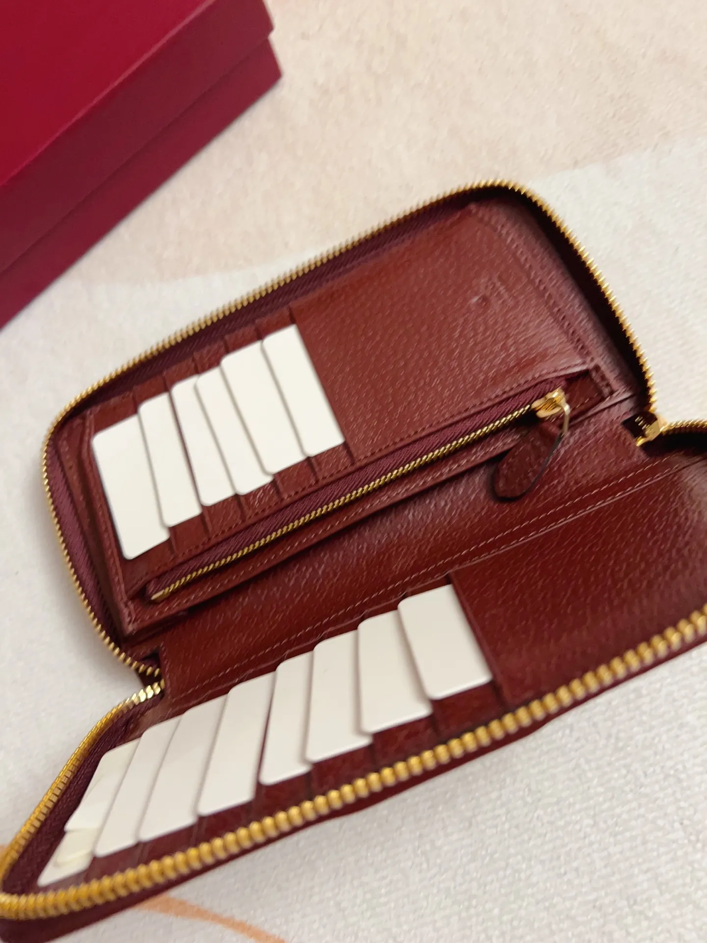 💰440🇭🇺🇭🇺 The official website is synchronized with the new model! Ophidia series ~ zipper wallet, 🍉🍉 made of GG Supreme original factory pig grain first-layer cowhide with PVC 🍉🍉 equipped with iconic double G hardware marks, classic red and green webbing, high-end cotton zipper ~ refined! 🍉🍉Model number: 838619🍉🍉Size: 20x10x2.5cm, color: brown maroon