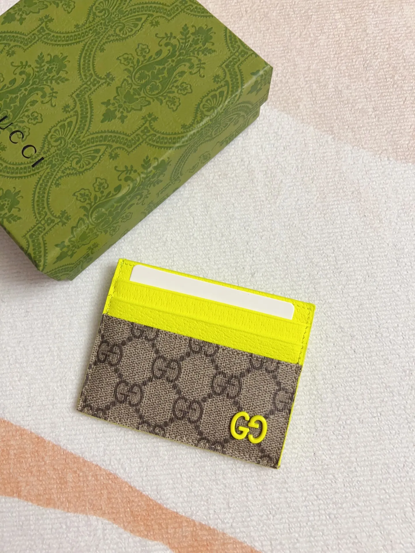 💰260 🇭🇺🇭🇺Gucci’s latest collection ~ Card holder 🍖🍖The two-tone design full of contrasting beauty makes the GG logo emblazoned on the bag show off 🍖🍖The fabric is made of black GG and the lining is made of contrasting cowhide 🍖🍖Black GG Supreme canvas, brown rubber/fluorescent green Size: 10x 8cm Model: 795230 (original product)