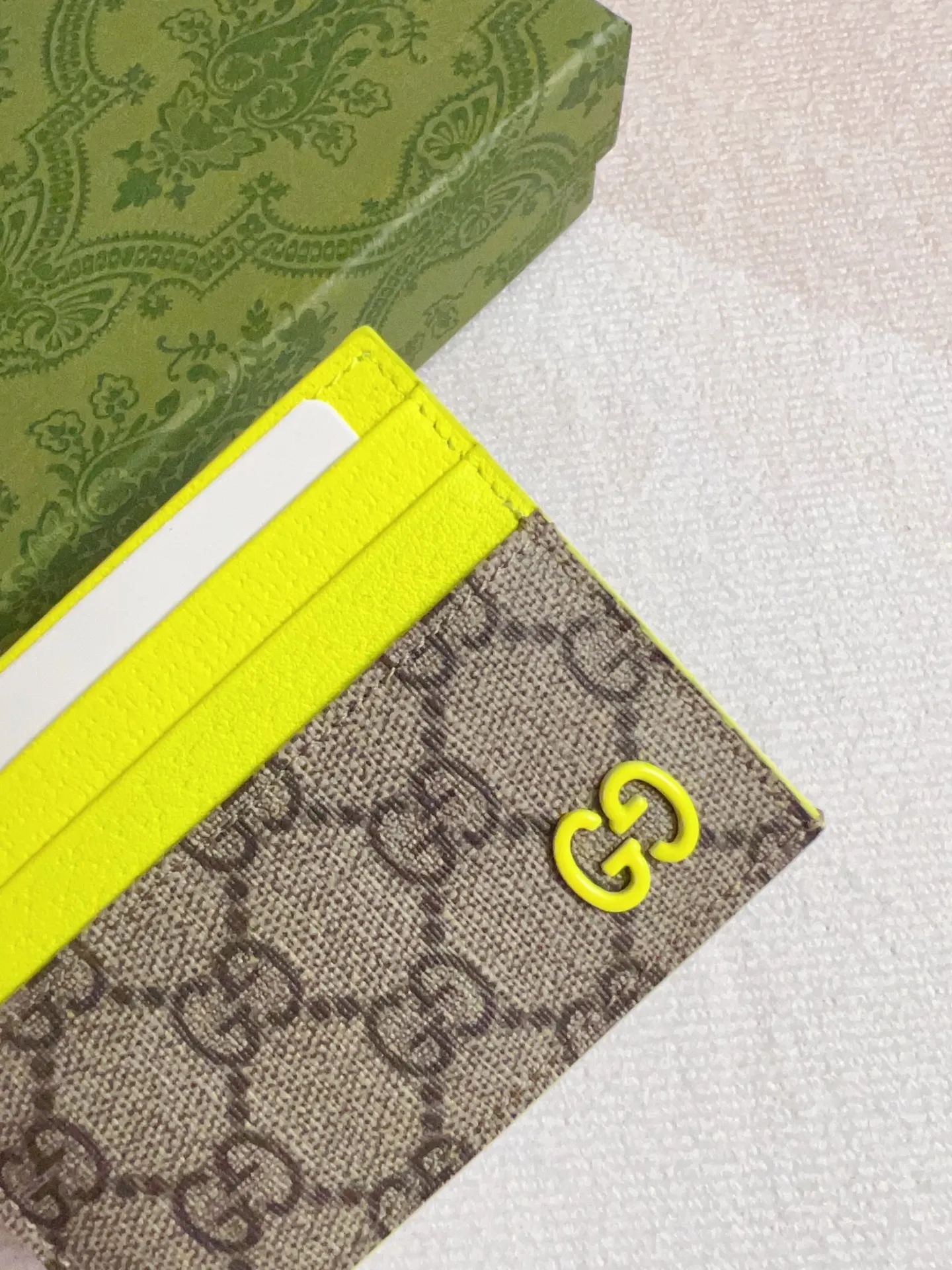 💰260 🇭🇺🇭🇺Gucci’s latest collection ~ Card holder 🍖🍖The two-tone design full of contrasting beauty makes the GG logo emblazoned on the bag show off 🍖🍖The fabric is made of black GG and the lining is made of contrasting cowhide 🍖🍖Black GG Supreme canvas, brown rubber/fluorescent green Size: 10x 8cm Model: 795230 (original product)