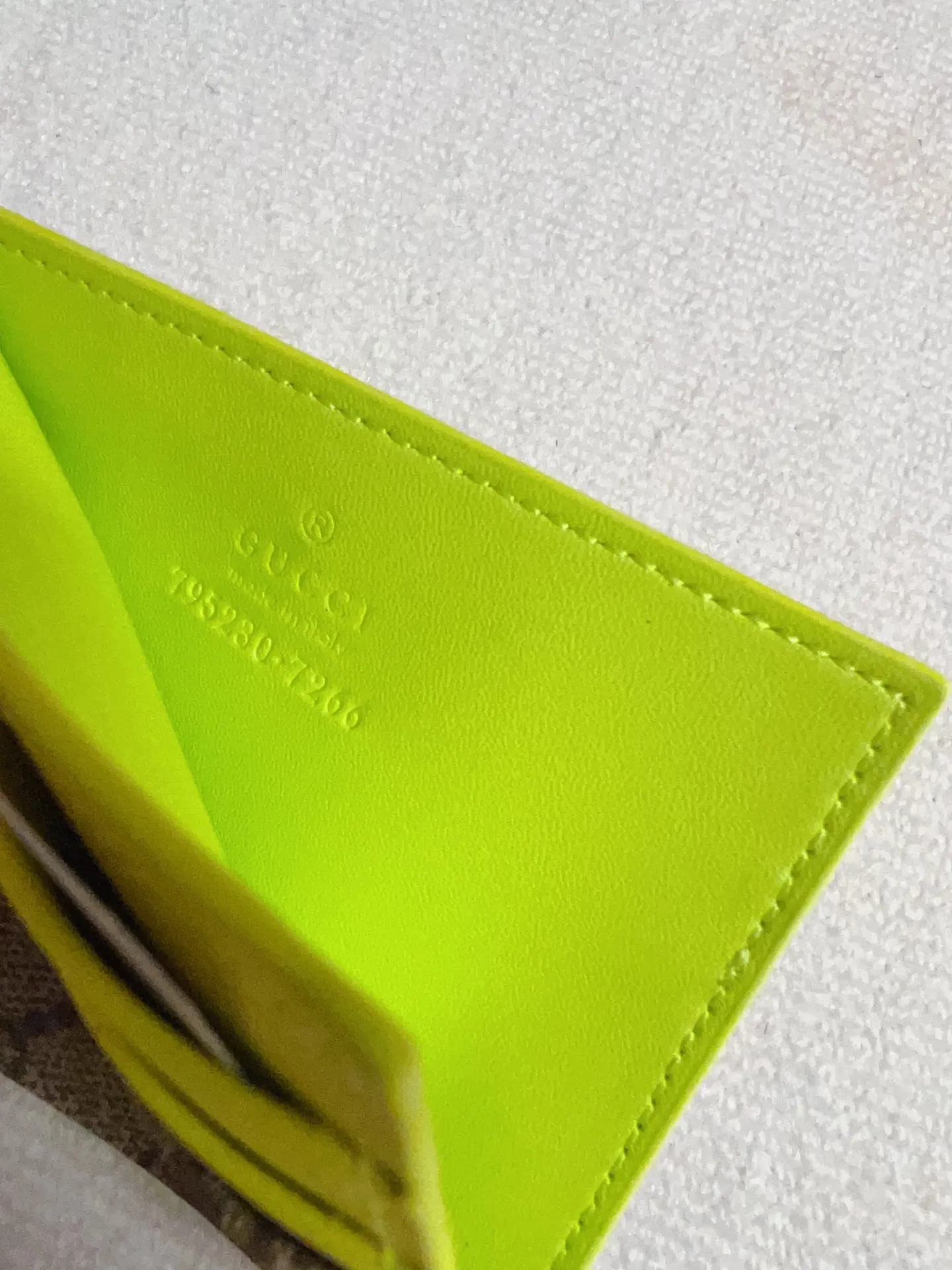 💰260 🇭🇺🇭🇺Gucci’s latest collection ~ Card holder 🍖🍖The two-tone design full of contrasting beauty makes the GG logo emblazoned on the bag show off 🍖🍖The fabric is made of black GG and the lining is made of contrasting cowhide 🍖🍖Black GG Supreme canvas, brown rubber/fluorescent green Size: 10x 8cm Model: 795230 (original product)