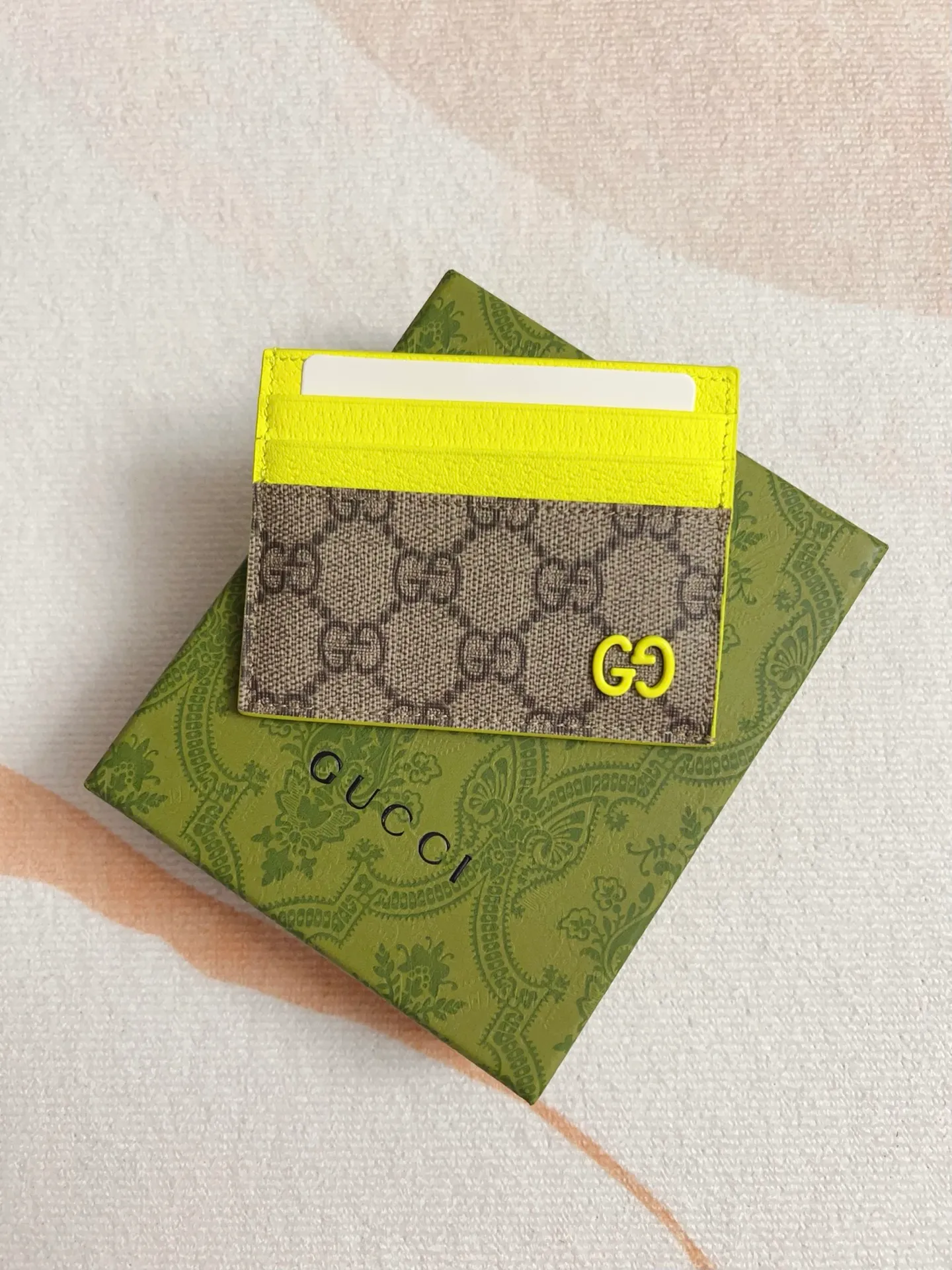 💰260 🇭🇺🇭🇺Gucci’s latest collection ~ Card holder 🍖🍖The two-tone design full of contrasting beauty makes the GG logo emblazoned on the bag show off 🍖🍖The fabric is made of black GG and the lining is made of contrasting cowhide 🍖🍖Black GG Supreme canvas, brown rubber/fluorescent green Size: 10x 8cm Model: 795230 (original product)