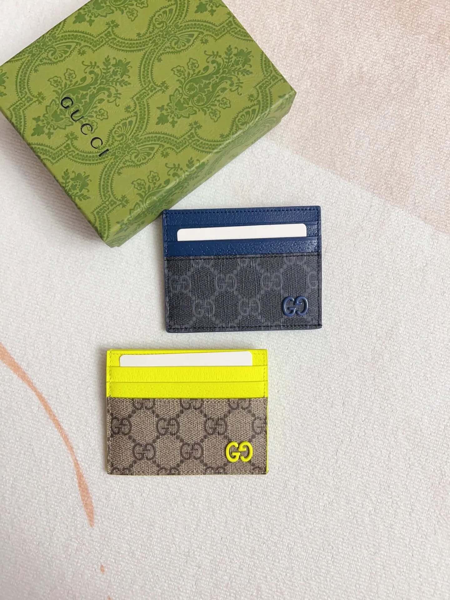 💰260 🇭🇺🇭🇺Gucci’s latest collection ~ Card holder 🍖🍖The two-tone design full of contrasting beauty makes the GG logo emblazoned on the bag show off 🍖🍖The fabric is made of black GG and the lining is made of contrasting cowhide 🍖🍖Black GG Supreme canvas, brown rubber/fluorescent green Size: 10x 8cm Model: 795230 (original product)