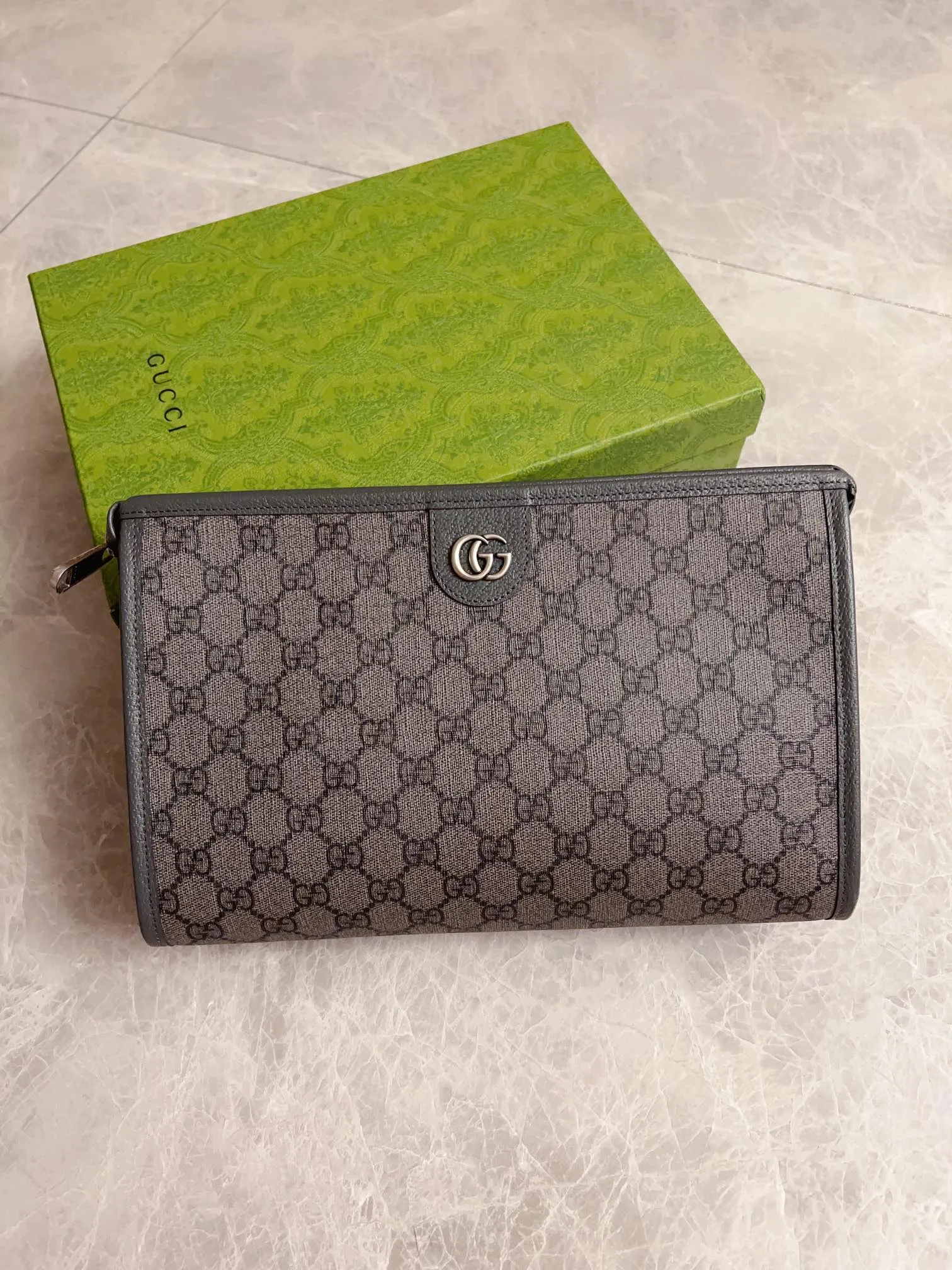 💰560🇭🇺🇭🇺GucciO’s latest phidia series clutch bag, Ophidia series items have endless retro feelings. Gray GG Supreme canvas, gray cowhide leather trim, palladium tone hardware Double G, zippered inner pocket, zipper closure. Model: 598234. Dimensions: 28.5 (W) x 18 (H) x 9cm (D) Color: Gray/PVC.