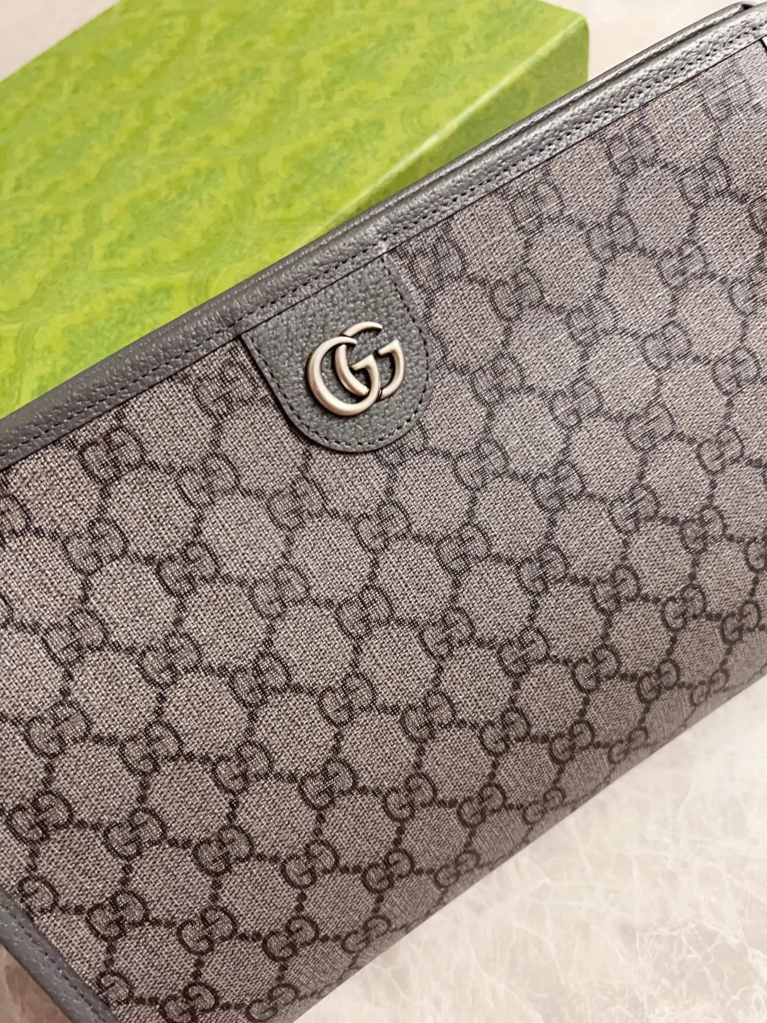 💰560🇭🇺🇭🇺GucciO’s latest phidia series clutch bag, Ophidia series items have endless retro feelings. Gray GG Supreme canvas, gray cowhide leather trim, palladium tone hardware Double G, zippered inner pocket, zipper closure. Model: 598234. Dimensions: 28.5 (W) x 18 (H) x 9cm (D) Color: Gray/PVC.