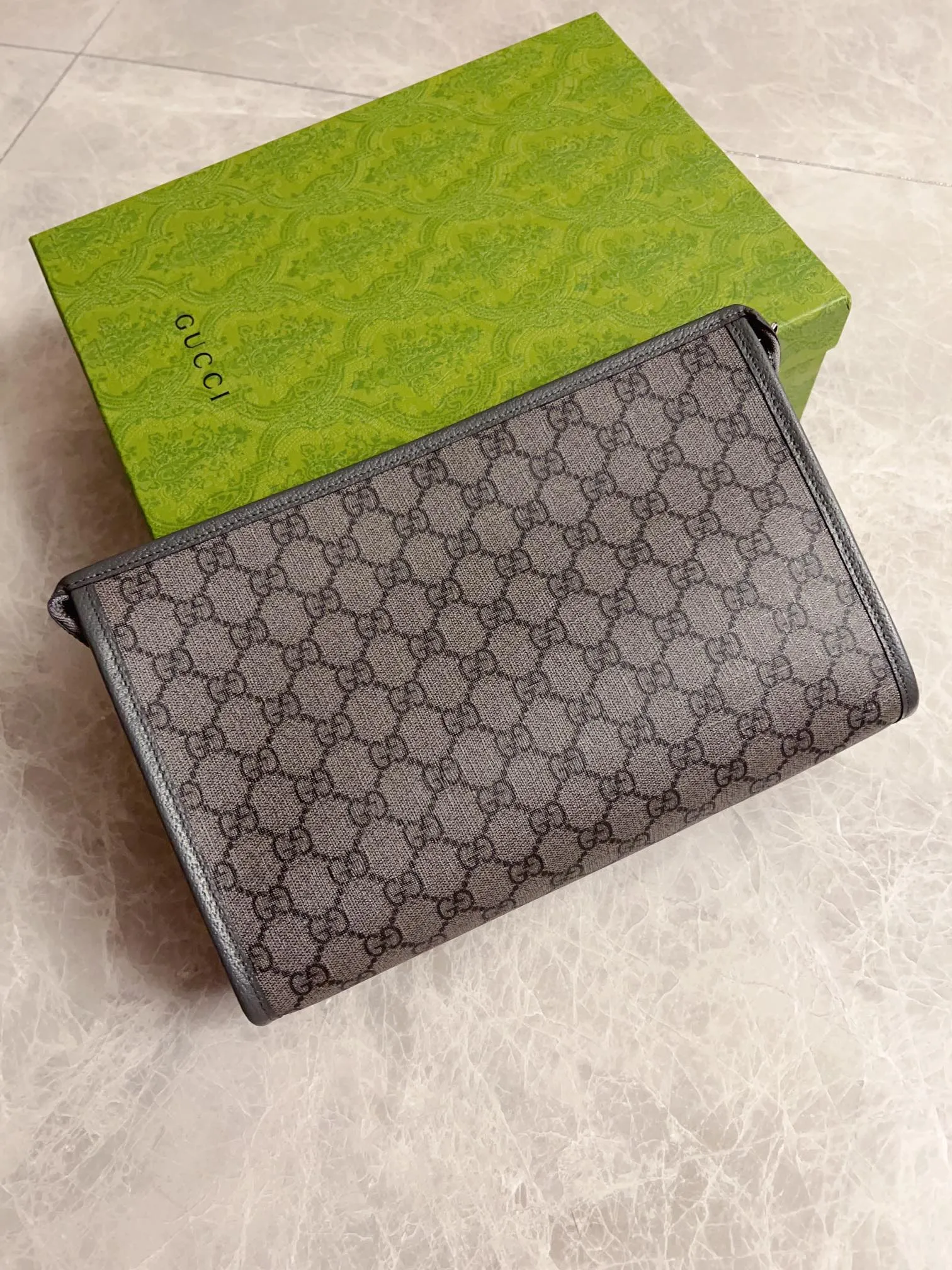 💰560🇭🇺🇭🇺GucciO’s latest phidia series clutch bag, Ophidia series items have endless retro feelings. Gray GG Supreme canvas, gray cowhide leather trim, palladium tone hardware Double G, zippered inner pocket, zipper closure. Model: 598234. Dimensions: 28.5 (W) x 18 (H) x 9cm (D) Color: Gray/PVC.