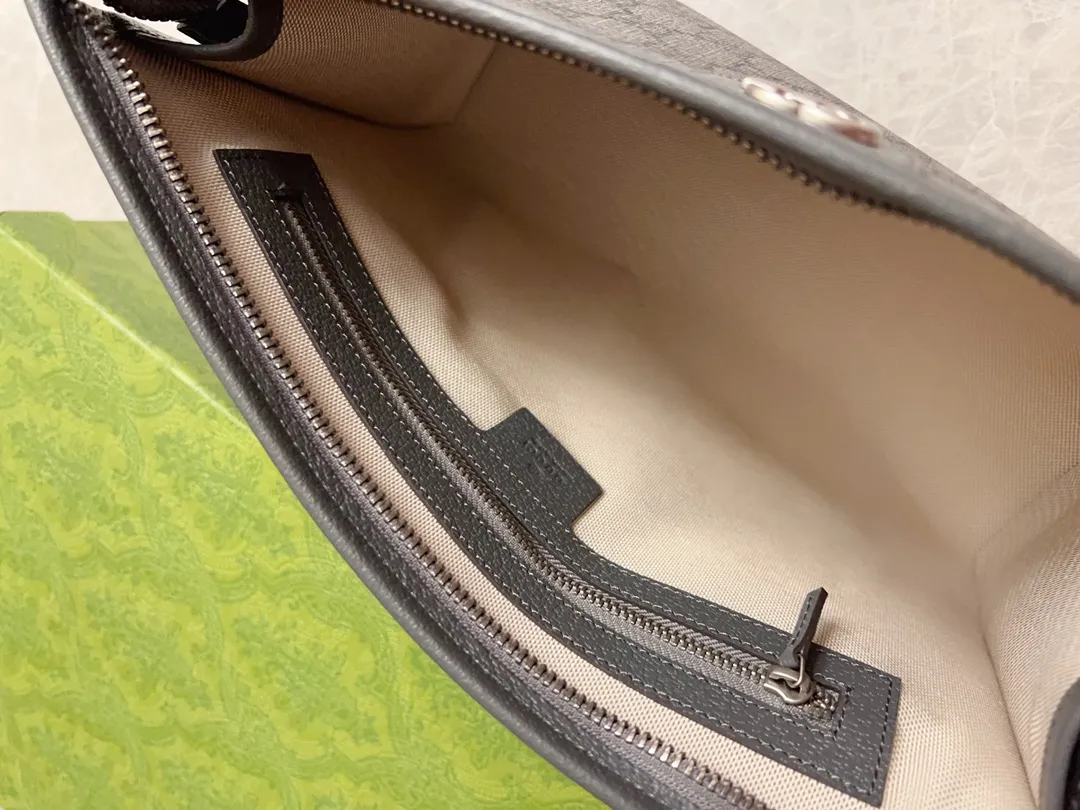 💰560🇭🇺🇭🇺GucciO’s latest phidia series clutch bag, Ophidia series items have endless retro feelings. Gray GG Supreme canvas, gray cowhide leather trim, palladium tone hardware Double G, zippered inner pocket, zipper closure. Model: 598234. Dimensions: 28.5 (W) x 18 (H) x 9cm (D) Color: Gray/PVC.