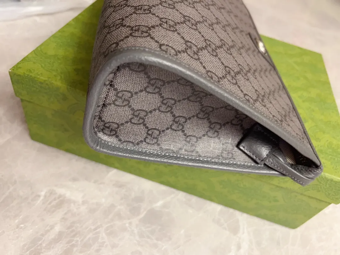 💰560🇭🇺🇭🇺GucciO’s latest phidia series clutch bag, Ophidia series items have endless retro feelings. Gray GG Supreme canvas, gray cowhide leather trim, palladium tone hardware Double G, zippered inner pocket, zipper closure. Model: 598234. Dimensions: 28.5 (W) x 18 (H) x 9cm (D) Color: Gray/PVC.