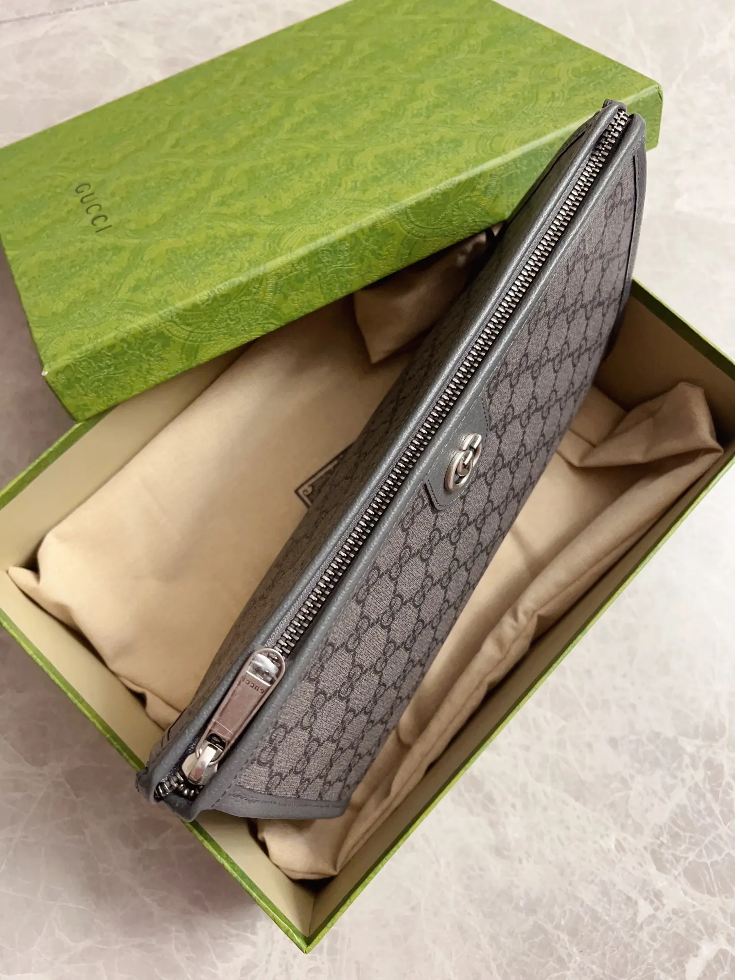 💰560🇭🇺🇭🇺GucciO’s latest phidia series clutch bag, Ophidia series items have endless retro feelings. Gray GG Supreme canvas, gray cowhide leather trim, palladium tone hardware Double G, zippered inner pocket, zipper closure. Model: 598234. Dimensions: 28.5 (W) x 18 (H) x 9cm (D) Color: Gray/PVC.