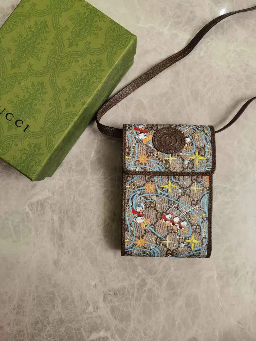 💰520 🇭🇺🇭🇺Epilogue original leather mobile phone bag ~ Donald Duck series 🐥🐥The new pattern of Donald Duck and his three nephews appearing together adds an unconstrained charm to the classic Gucci bag. It is full of fun and fun for the family to fly to the stars 🐥🐥fashionable and practical! Style number: 647927, size: 18-11-3cm