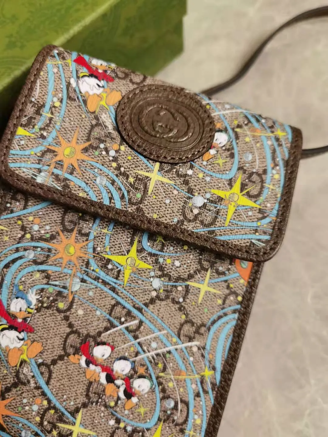 💰520 🇭🇺🇭🇺Epilogue original leather mobile phone bag ~ Donald Duck series 🐥🐥The new pattern of Donald Duck and his three nephews appearing together adds an unconstrained charm to the classic Gucci bag. It is full of fun and fun for the family to fly to the stars 🐥🐥fashionable and practical! Style number: 647927, size: 18-11-3cm
