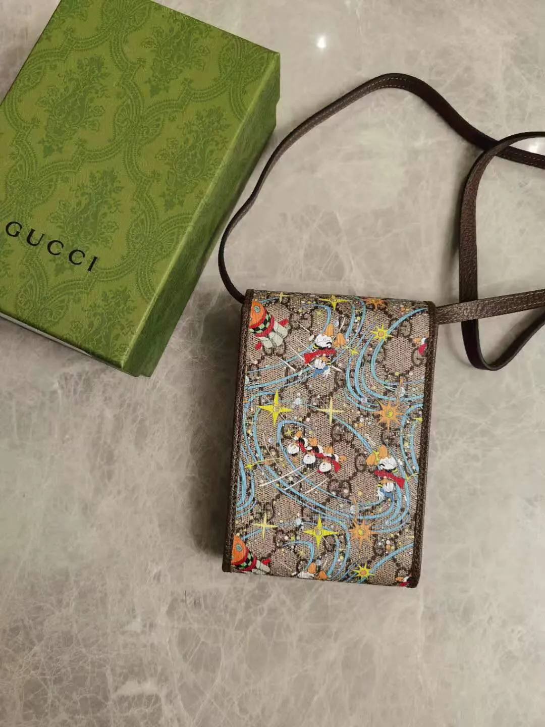 💰520 🇭🇺🇭🇺Epilogue original leather mobile phone bag ~ Donald Duck series 🐥🐥The new pattern of Donald Duck and his three nephews appearing together adds an unconstrained charm to the classic Gucci bag. It is full of fun and fun for the family to fly to the stars 🐥🐥fashionable and practical! Style number: 647927, size: 18-11-3cm