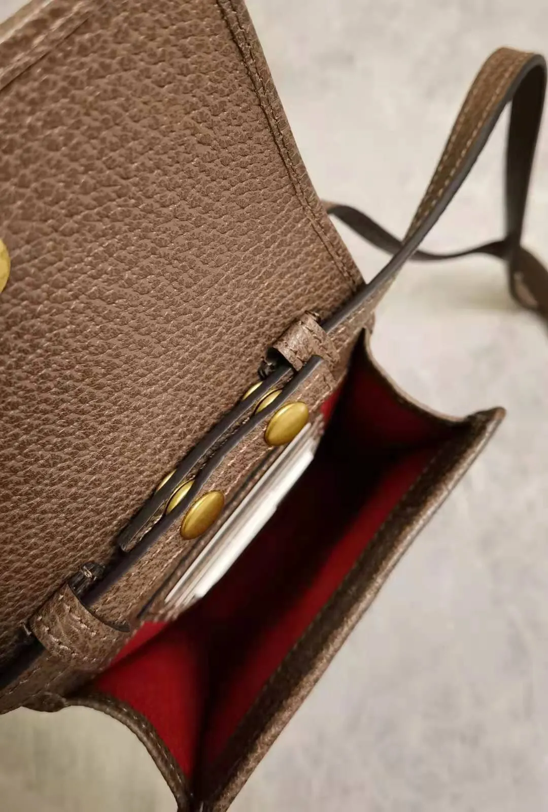 💰520 🇭🇺🇭🇺Epilogue original leather mobile phone bag ~ Donald Duck series 🐥🐥The new pattern of Donald Duck and his three nephews appearing together adds an unconstrained charm to the classic Gucci bag. It is full of fun and fun for the family to fly to the stars 🐥🐥fashionable and practical! Style number: 647927, size: 18-11-3cm