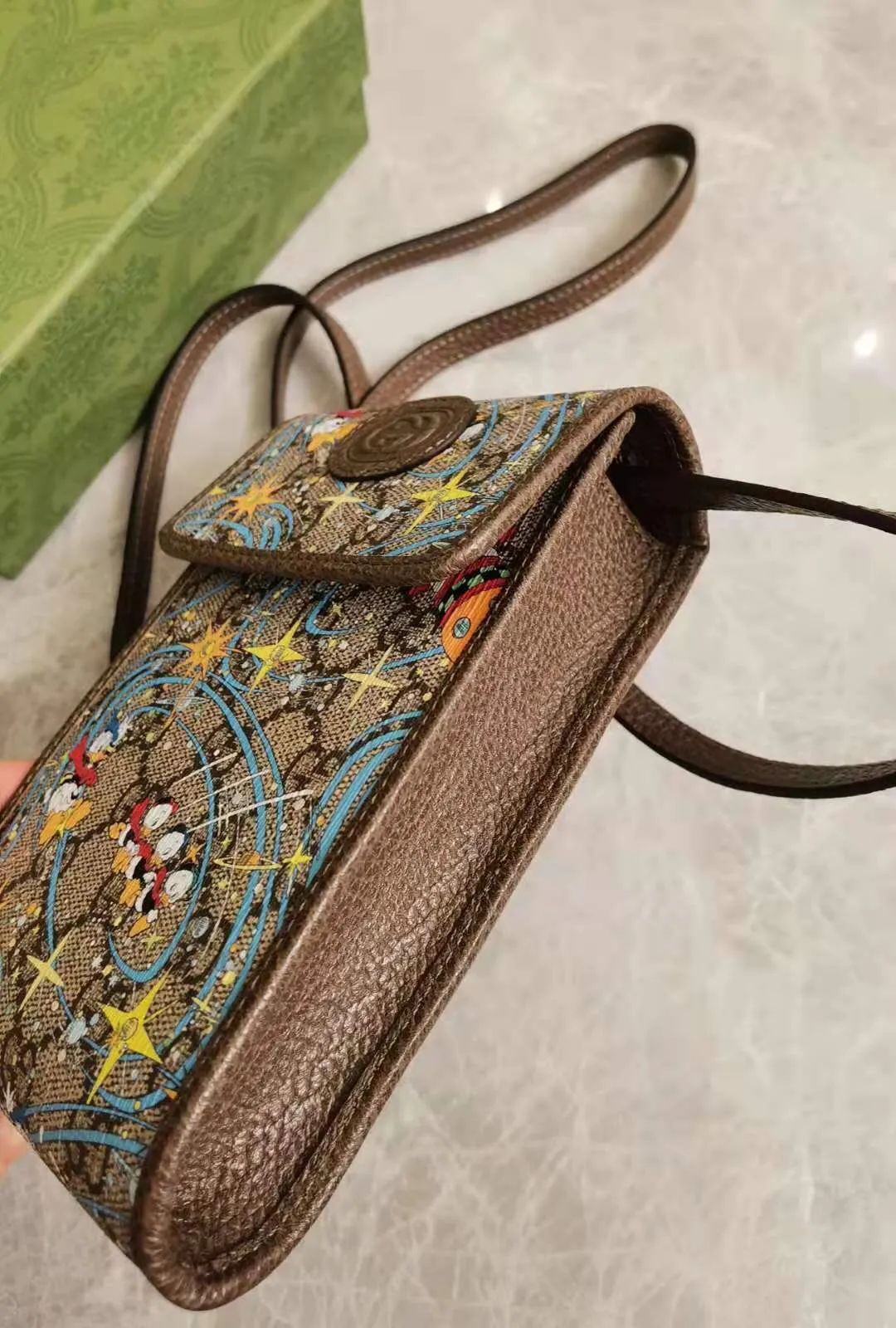 💰520 🇭🇺🇭🇺Epilogue original leather mobile phone bag ~ Donald Duck series 🐥🐥The new pattern of Donald Duck and his three nephews appearing together adds an unconstrained charm to the classic Gucci bag. It is full of fun and fun for the family to fly to the stars 🐥🐥fashionable and practical! Style number: 647927, size: 18-11-3cm