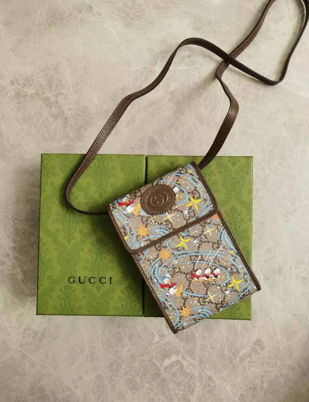 💰520 🇭🇺🇭🇺Epilogue original leather mobile phone bag ~ Donald Duck series 🐥🐥The new pattern of Donald Duck and his three nephews appearing together adds an unconstrained charm to the classic Gucci bag. It is full of fun and fun for the family to fly to the stars 🐥🐥fashionable and practical! Style number: 647927, size: 18-11-3cm