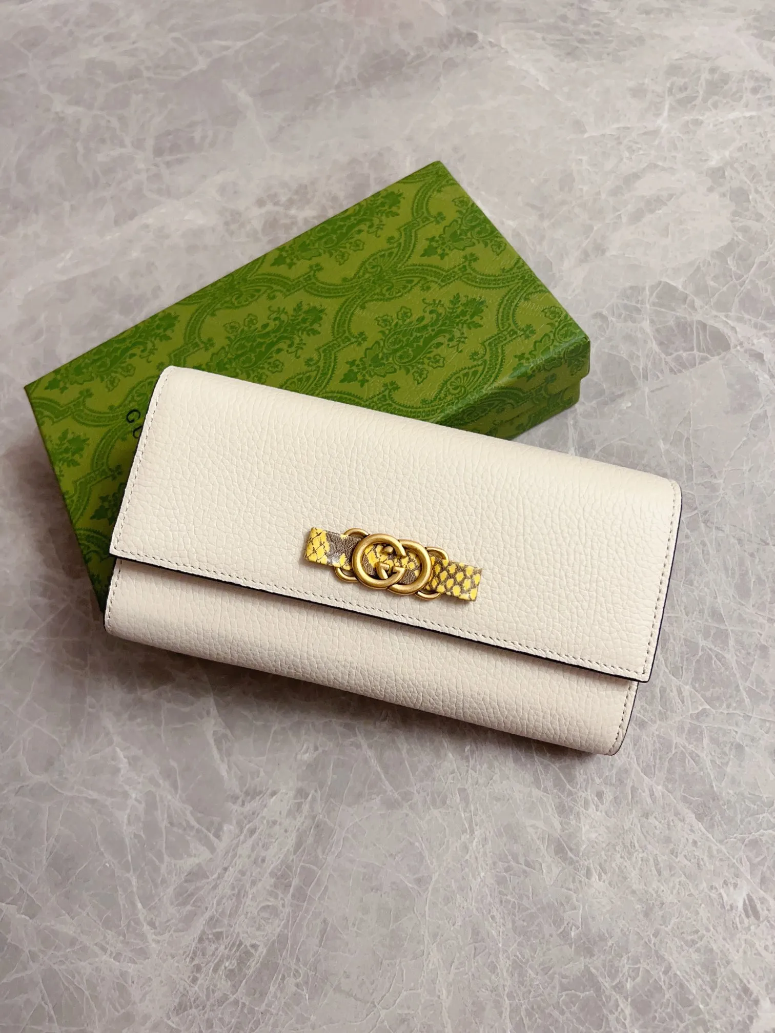 💰460🇮🇹🇮🇹Gucci’s latest ~ Interlocking Double G python leather bow wallet🍓🍓Made of original factory calfskin, 🍓🍓Butterfly on the front The knot is made with python leather piping and interlocking G details in antique gold tones, 🍓🍓Iconic fashion piece🍓🍓Model: 750461, Size: 19x 10x3.5cm