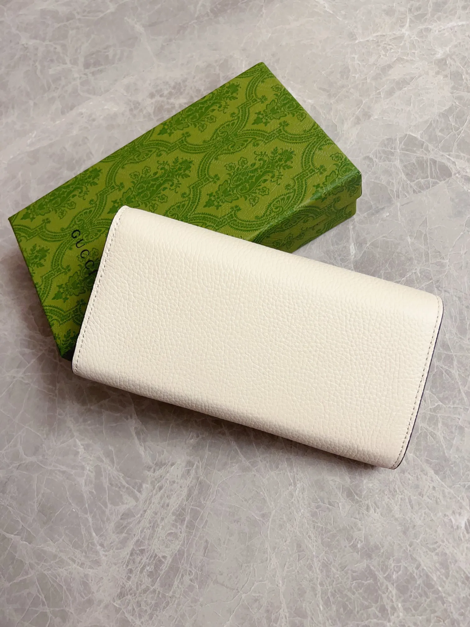 💰460🇮🇹🇮🇹Gucci’s latest ~ Interlocking Double G python leather bow wallet🍓🍓Made of original factory calfskin, 🍓🍓Butterfly on the front The knot is made with python leather piping and interlocking G details in antique gold tones, 🍓🍓Iconic fashion piece🍓🍓Model: 750461, Size: 19x 10x3.5cm
