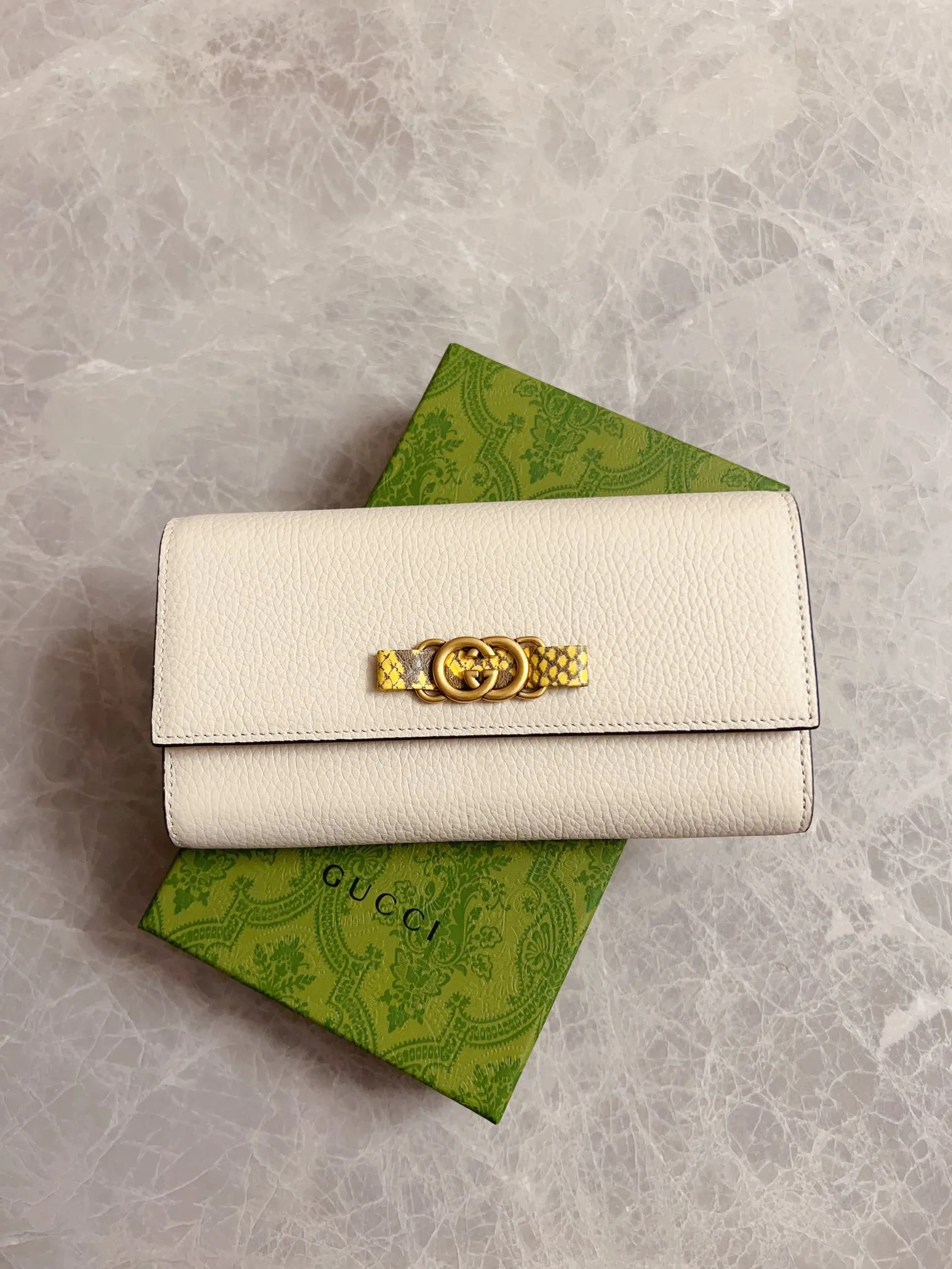 💰460🇮🇹🇮🇹Gucci’s latest ~ Interlocking Double G python leather bow wallet🍓🍓Made of original factory calfskin, 🍓🍓Butterfly on the front The knot is made with python leather piping and interlocking G details in antique gold tones, 🍓🍓Iconic fashion piece🍓🍓Model: 750461, Size: 19x 10x3.5cm