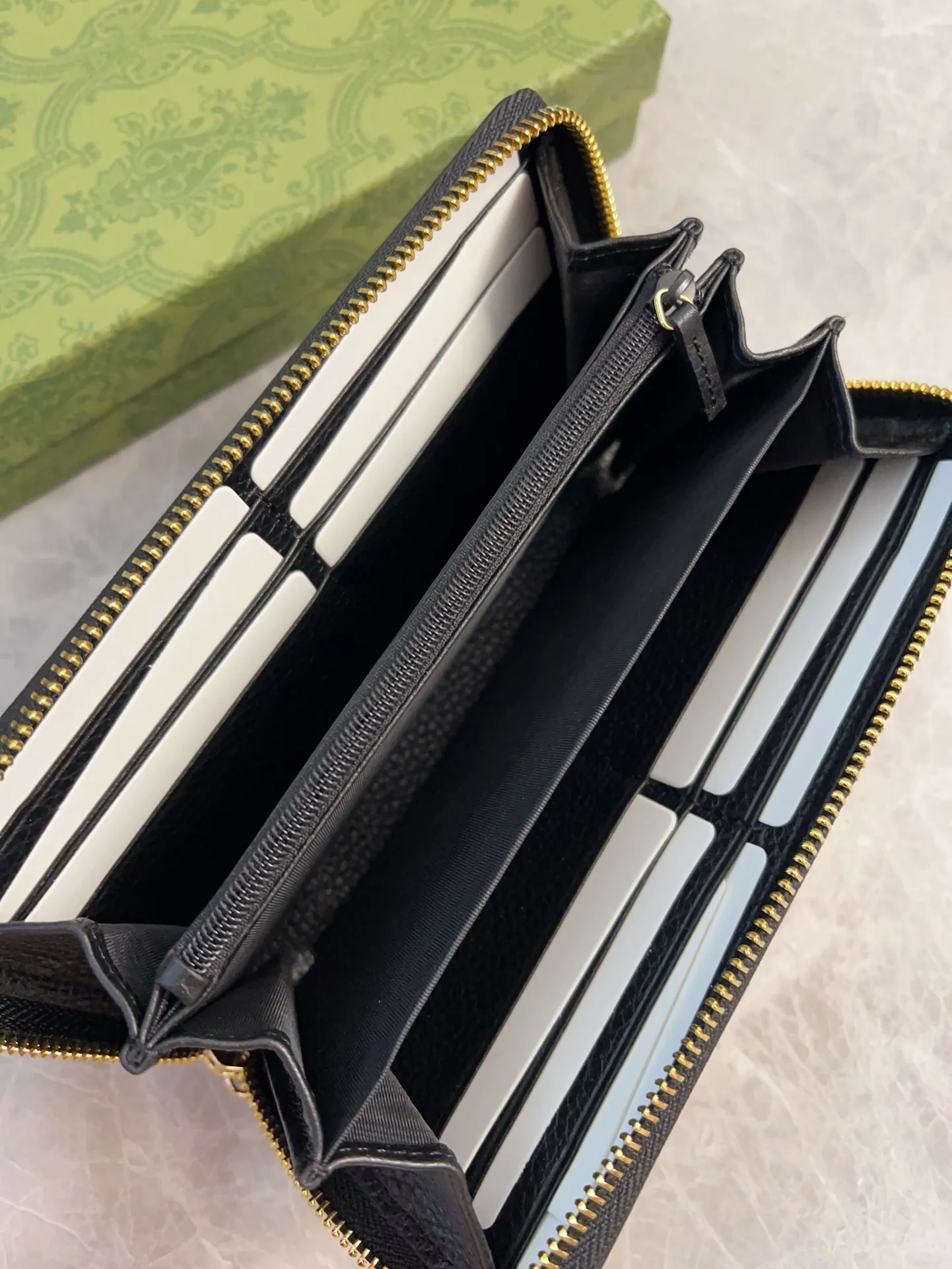 💰420 🇮🇹🇮🇹All the pictures above are in stock🗺🗺Be sure to do your best! ! Women's zipper wallet 308004 Original textured cowhide🗺🗺Original hardware, low-key and elegant, super stylish, fashionable 🗺🗺 Black and bright red🍻🍻Size 19.5-10-2.5