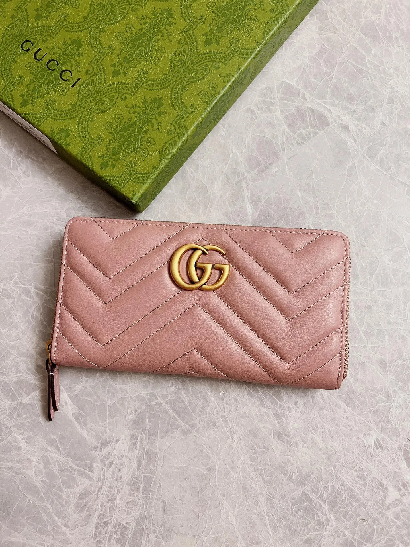 💰420 🇭🇺🇭🇺Latest～GG Marmont long zipper wallet🍿🍿Made with quilting, GG logo embroidered on the back🍿🍿GG logo vintage gold-tone hardware🍿🍿Italian-made double G buckle snap closure🍿🍿12 card compartments and 3 banknote compartments🍿🍿1 separate internal compartment zipper coin bag🍿🍿Model: 443123, size: 19 x 10 x 2.5CM, color: black, red, pink,