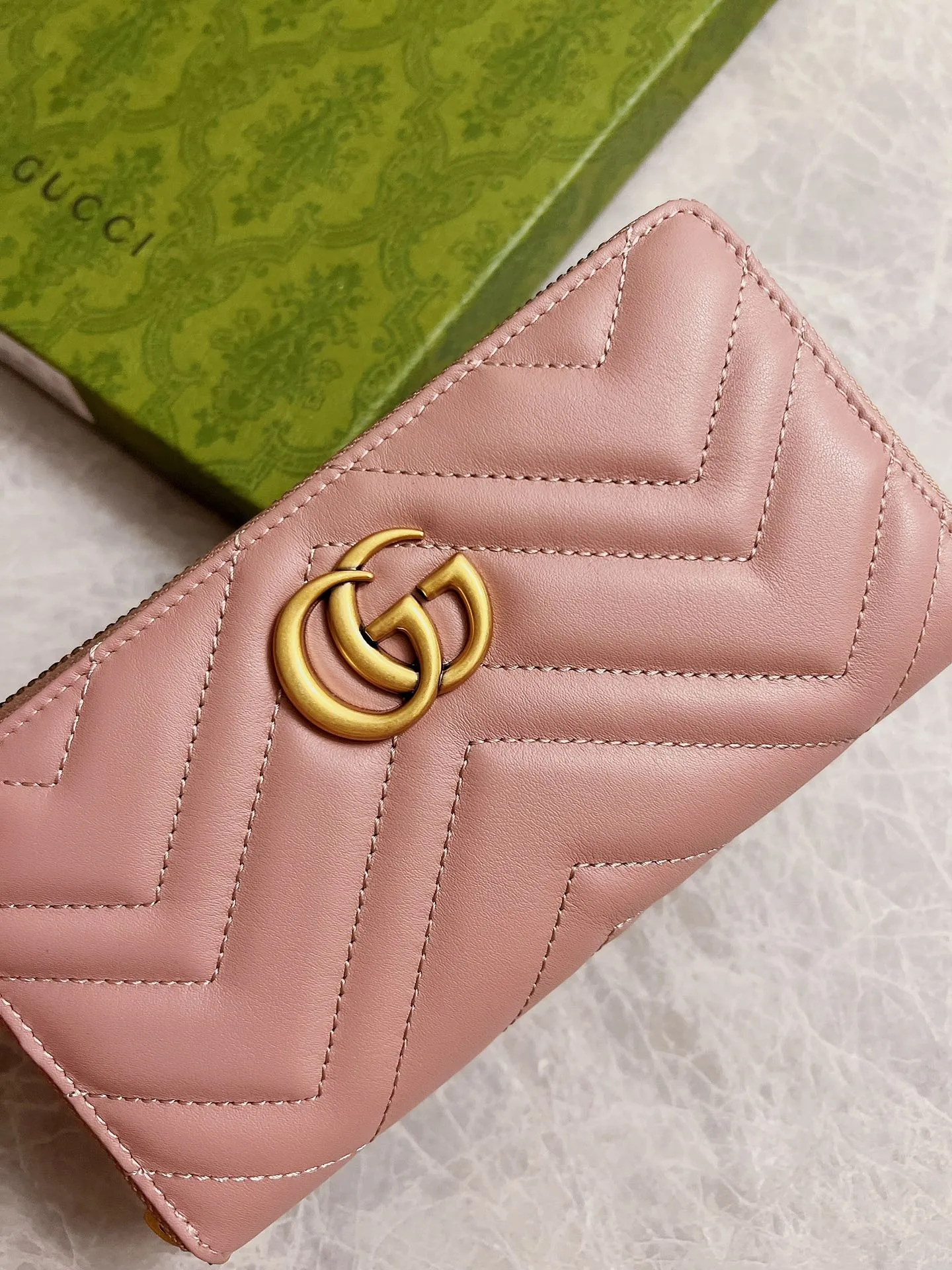 💰420 🇭🇺🇭🇺Latest～GG Marmont long zipper wallet🍿🍿Made with quilting, GG logo embroidered on the back🍿🍿GG logo vintage gold-tone hardware🍿🍿Italian-made double G buckle snap closure🍿🍿12 card compartments and 3 banknote compartments🍿🍿1 separate internal compartment zipper coin bag🍿🍿Model: 443123, size: 19 x 10 x 2.5CM, color: black, red, pink,