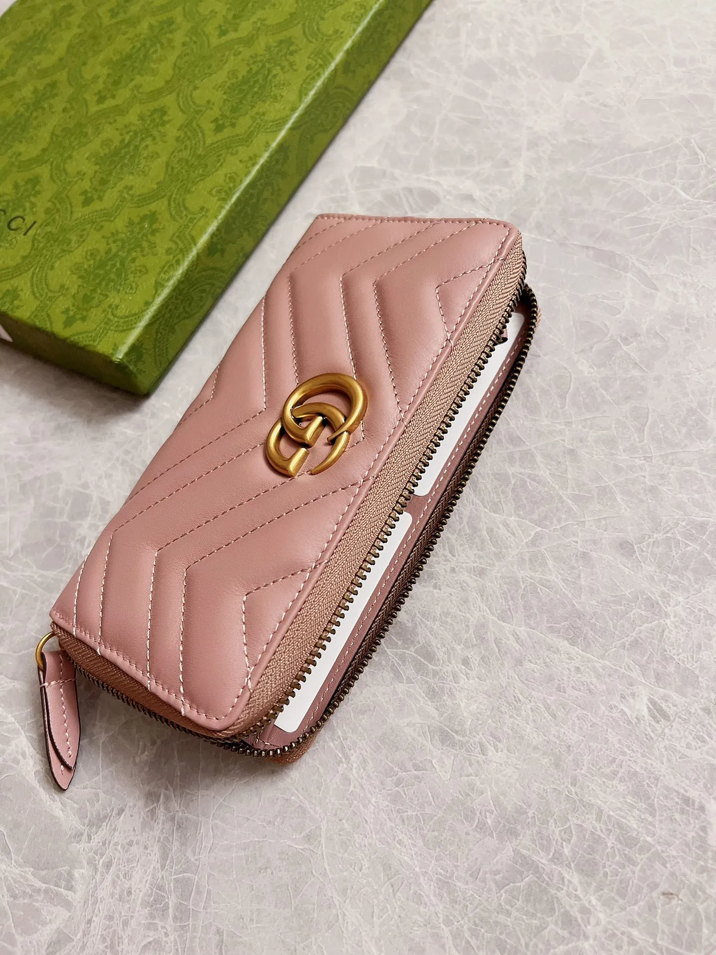 💰420 🇭🇺🇭🇺Latest～GG Marmont long zipper wallet🍿🍿Made with quilting, GG logo embroidered on the back🍿🍿GG logo vintage gold-tone hardware🍿🍿Italian-made double G buckle snap closure🍿🍿12 card compartments and 3 banknote compartments🍿🍿1 separate internal compartment zipper coin bag🍿🍿Model: 443123, size: 19 x 10 x 2.5CM, color: black, red, pink,